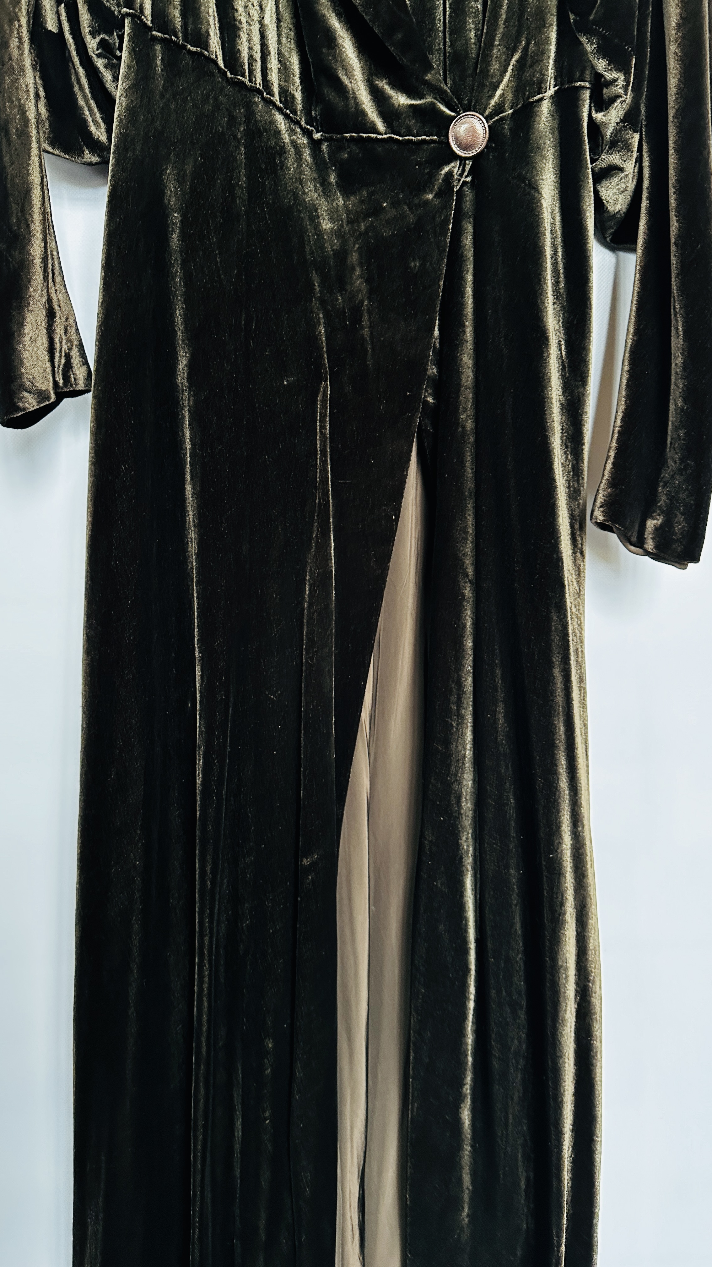 1930S BROWN VELVET EVENING COAT PETER JONES, LEG OF MUTTON SLEEVES, RUCHED COLLAR - A/F CONDITION, - Image 8 of 15