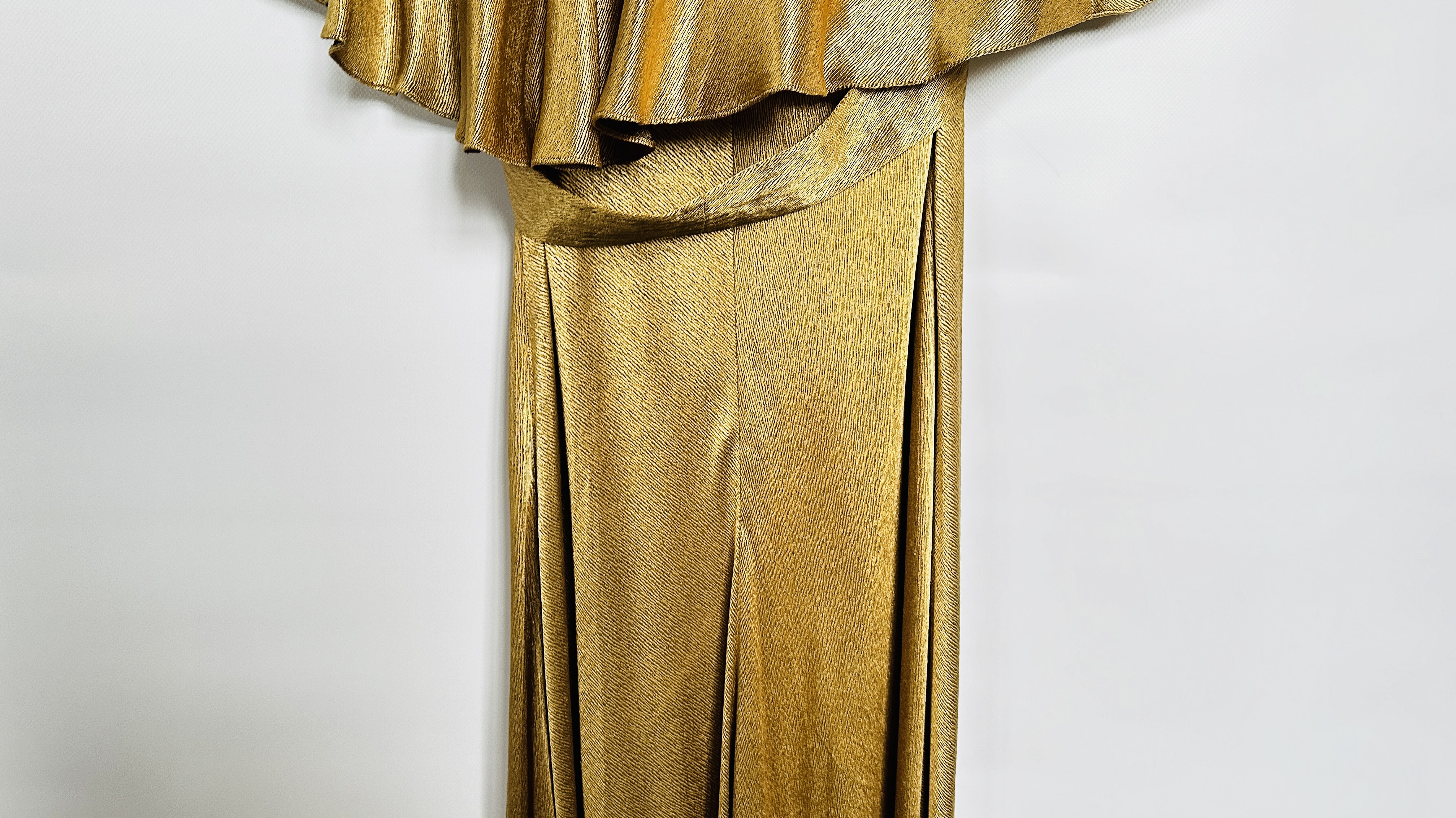 1930S GOLD LAMÉ EVENING DRESS WITH CAPE, RUCHED BODICE WITH FLOWERS AND BELT - A/F CONDITION, - Image 16 of 18