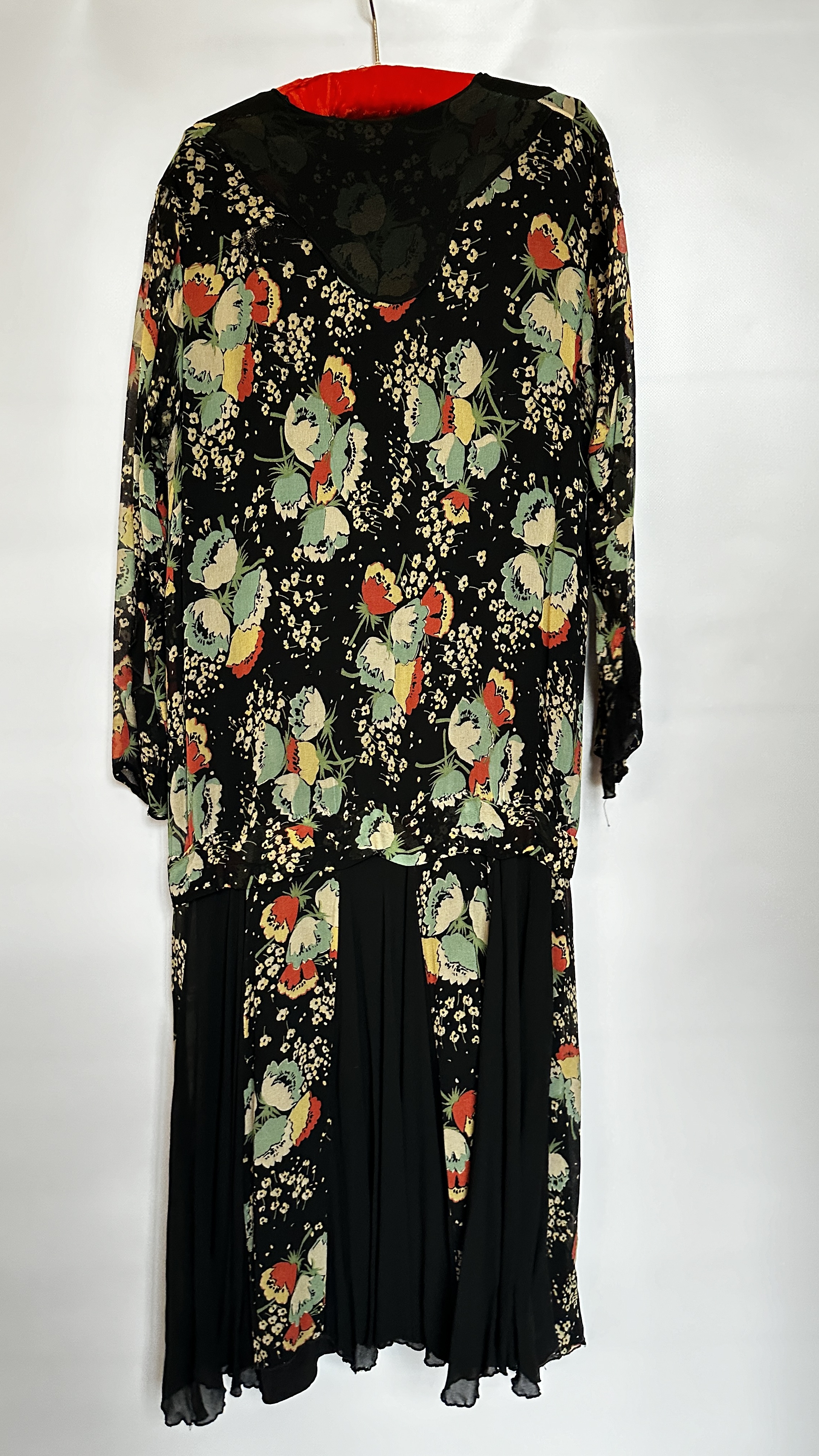 1920S BLACK CREPE AND CHIFFON DRESS, DECORATED WITH TURQUOISE/RED/ YELLOW/BEIGE FLOWER DESIGN, - Image 11 of 17