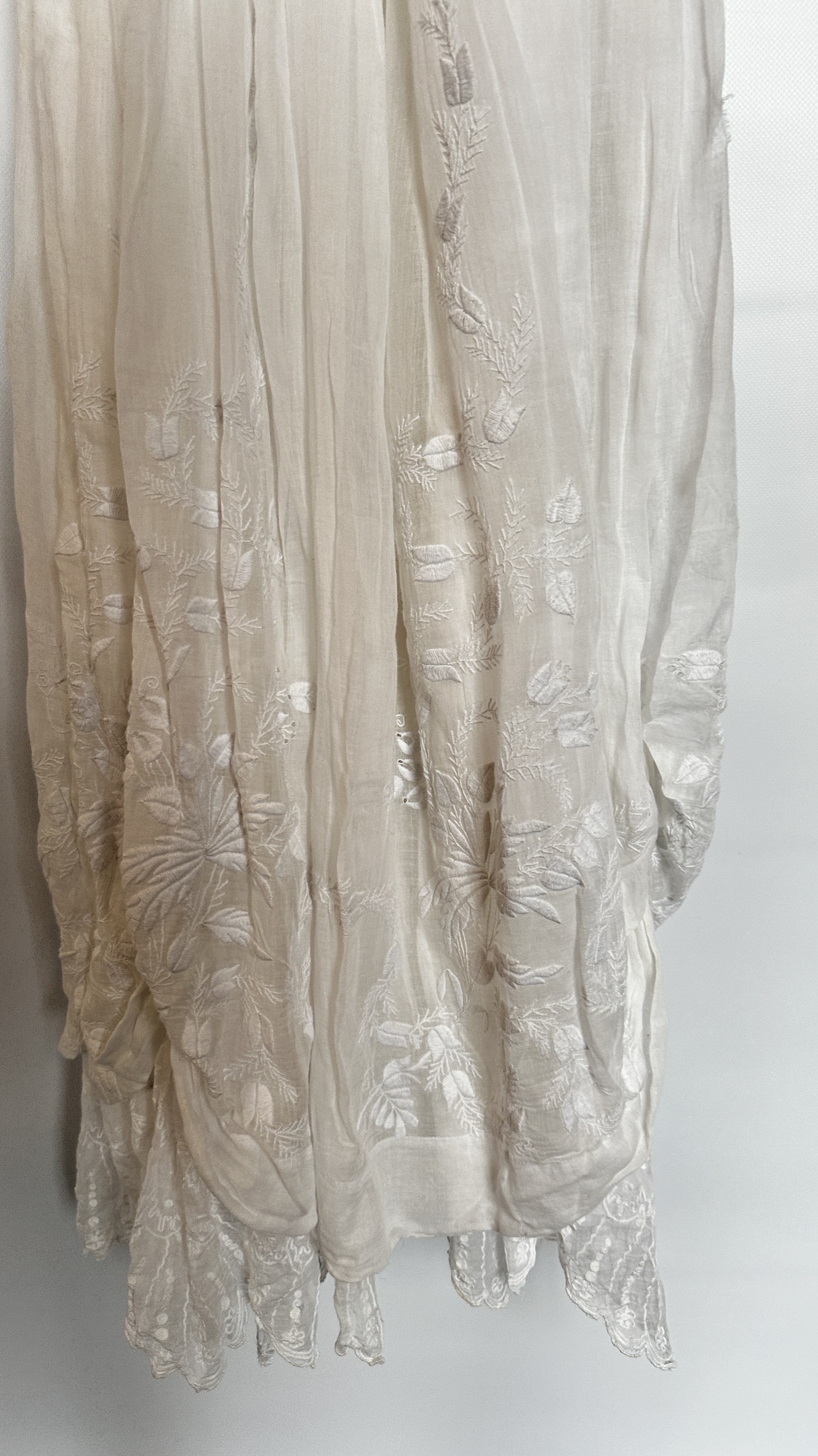 FINE WHITE COTTON EDWARDIAN DRESS, ALL OVER EMBROIDERY, EMPIRE LINE, PUFFED SLEEVES - A/F CONDITION, - Image 17 of 20