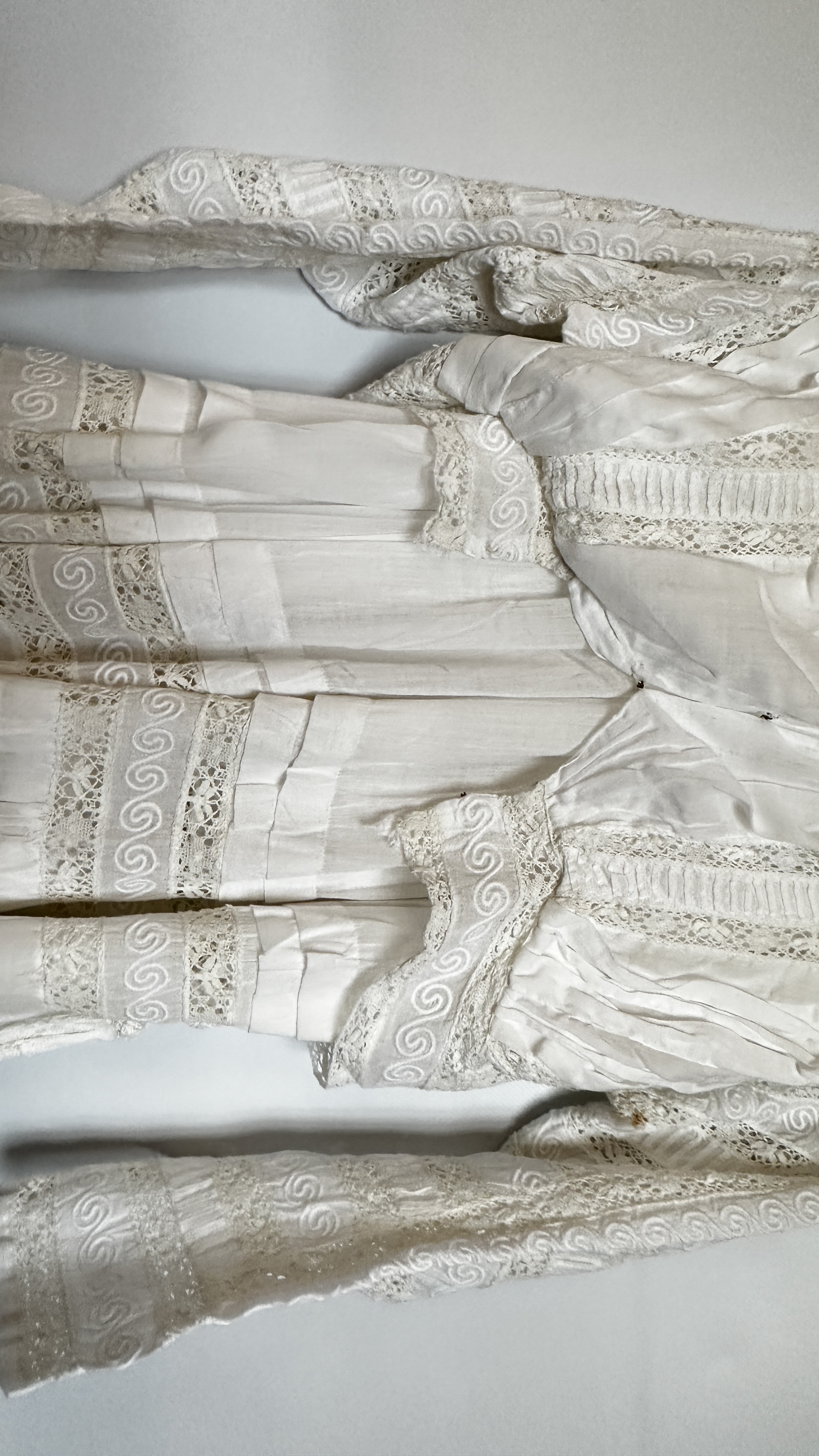 EDWARDIAN WHITE BRODERIES ANGLAISE 2 PIECE, LACE INSERTS AND SILK EMBROIDERED, TASSELS ON BODICE, - Image 16 of 20