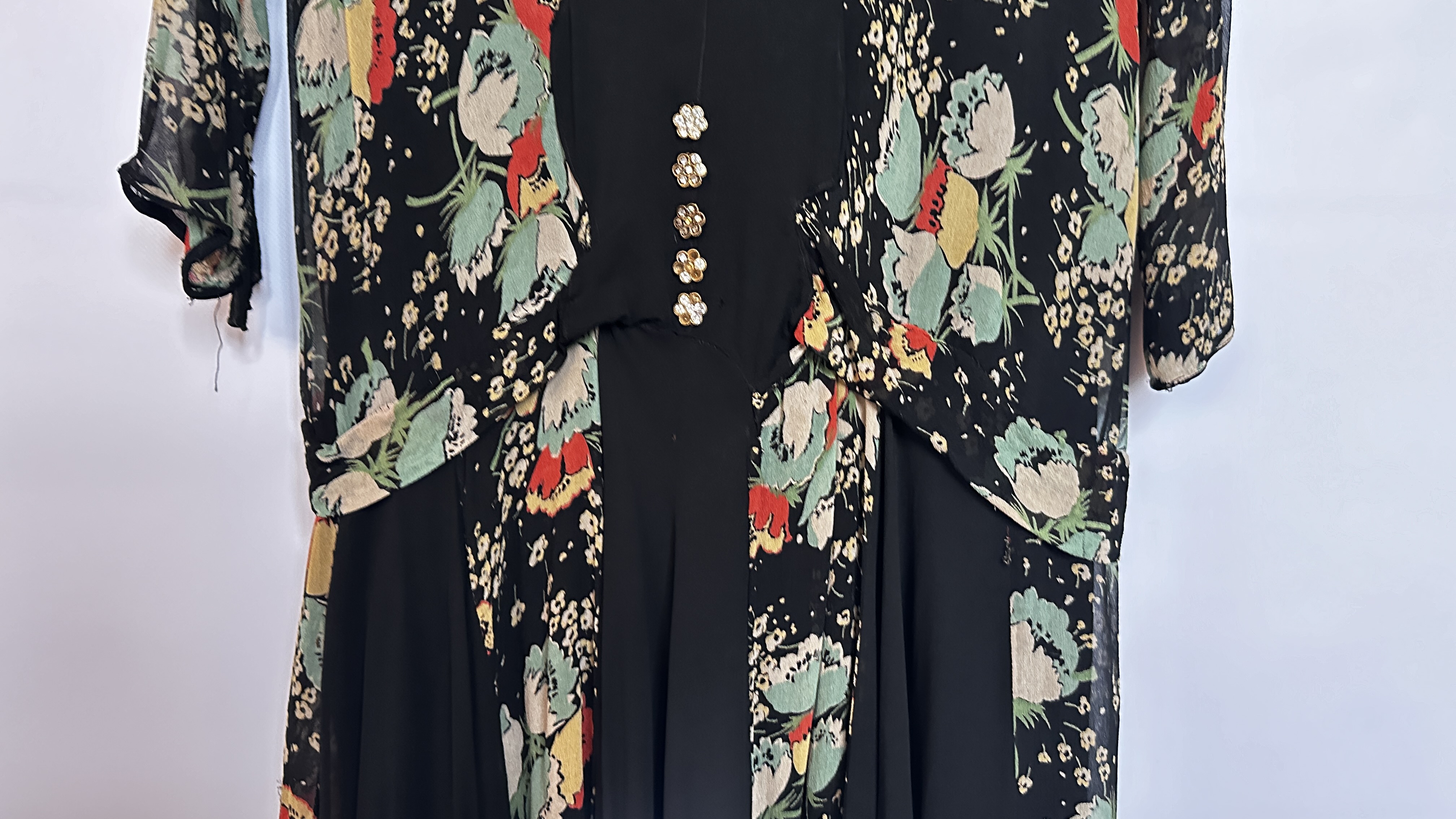 1920S BLACK CREPE AND CHIFFON DRESS, DECORATED WITH TURQUOISE/RED/ YELLOW/BEIGE FLOWER DESIGN, - Image 6 of 17