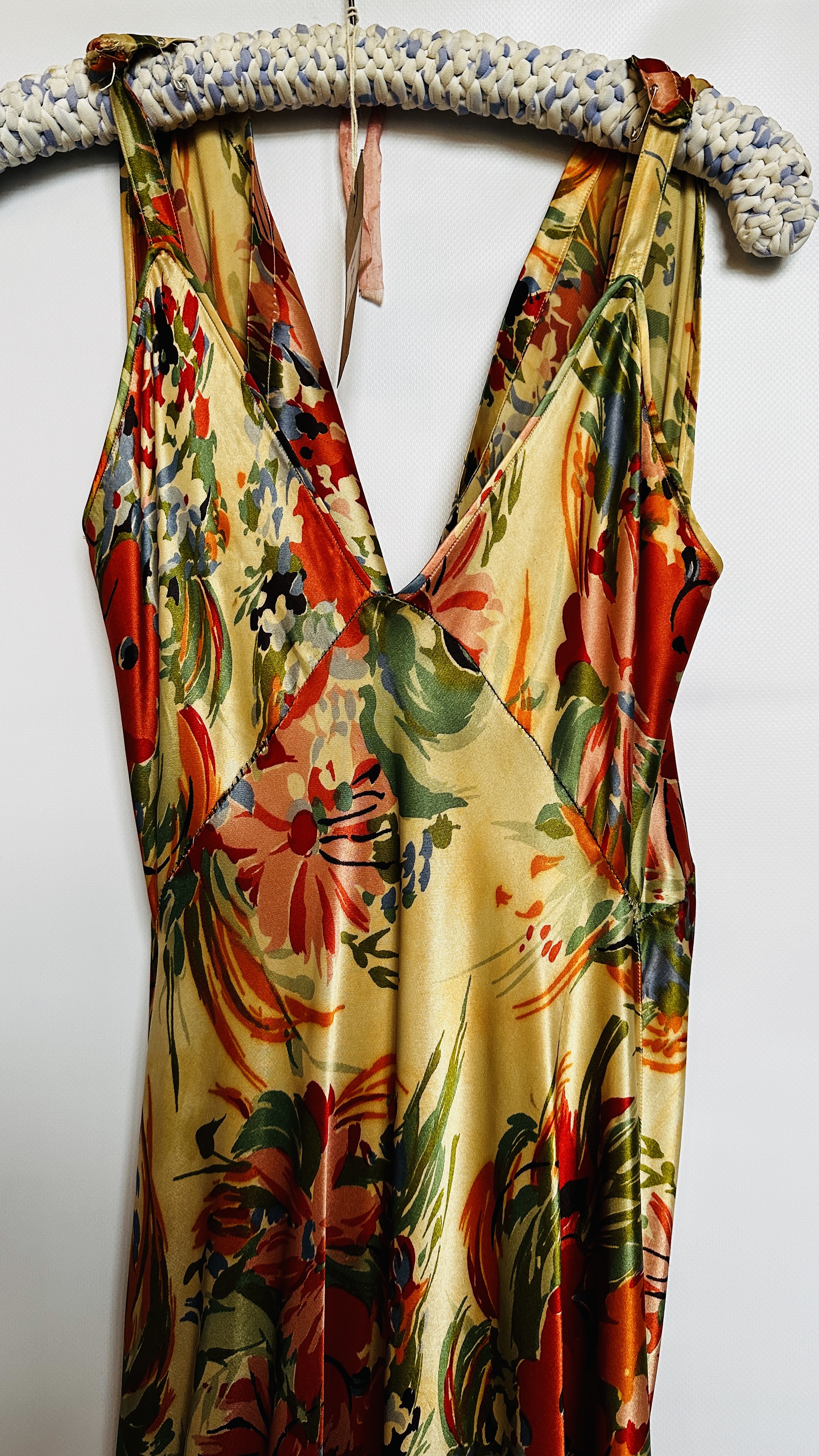 1930S CREAM & RED SATIN EVENING GOWN WITH CORAL/BLUE/GREEN FLOWERED DESIGN, - Image 2 of 18