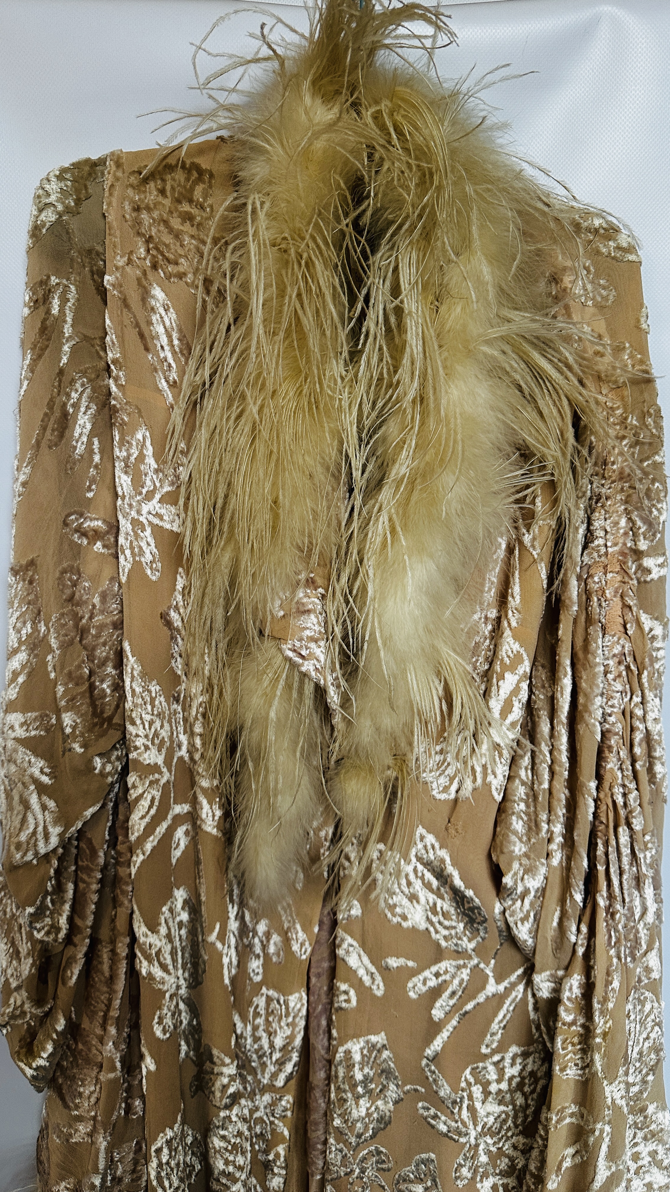 1930S PINK CUT VELVET DRESSING GOWN TRIMMED ON CUFFS AND NECKLINE WITH MARABOU FEATHER - A/F - Image 2 of 27