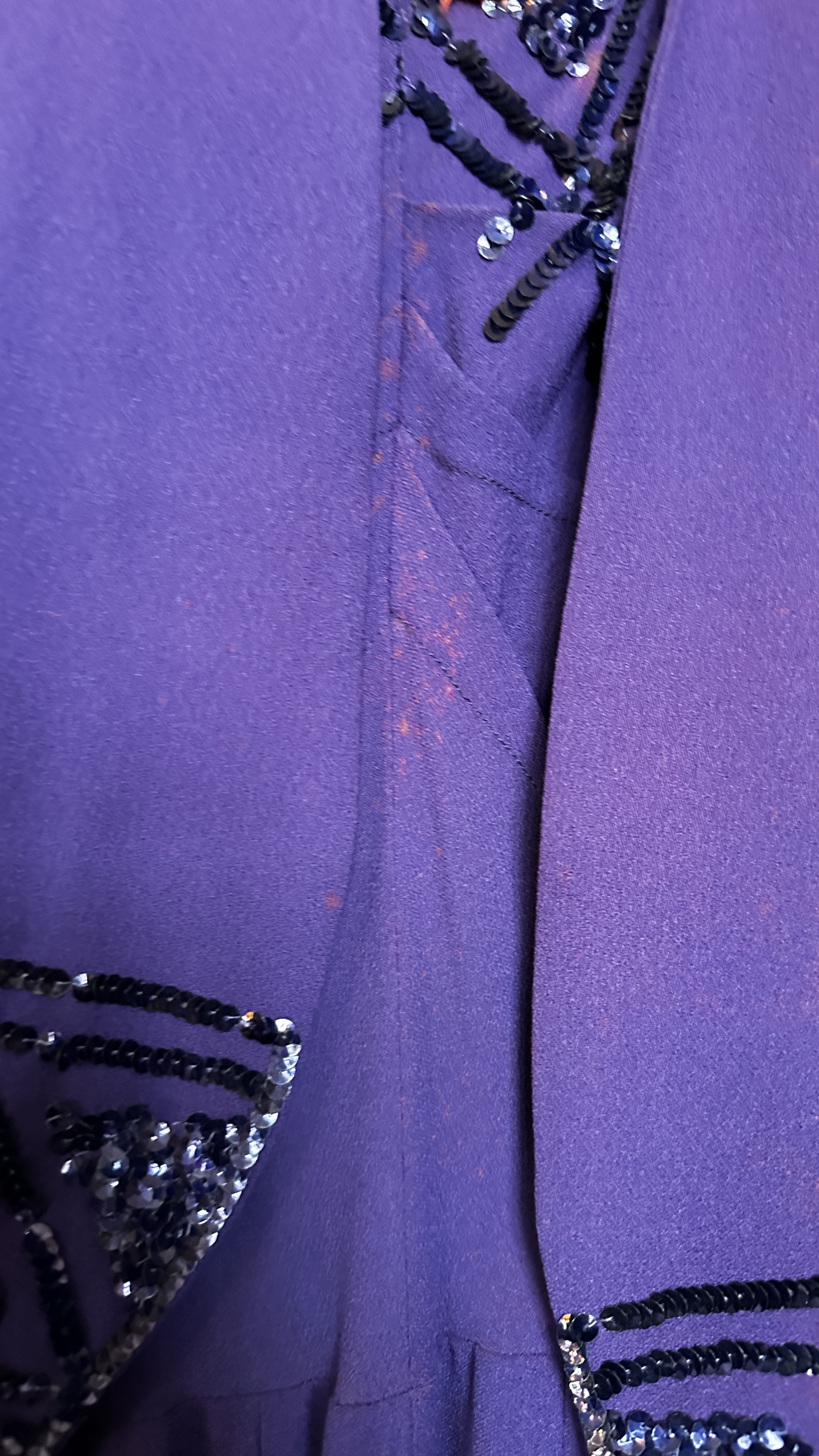 1940S PURPLE EVENING DRESS & BOLORO JACKET WITH SEQUIN DECORATION ON BODICE AND JACKET AND A 1940S - Image 18 of 37