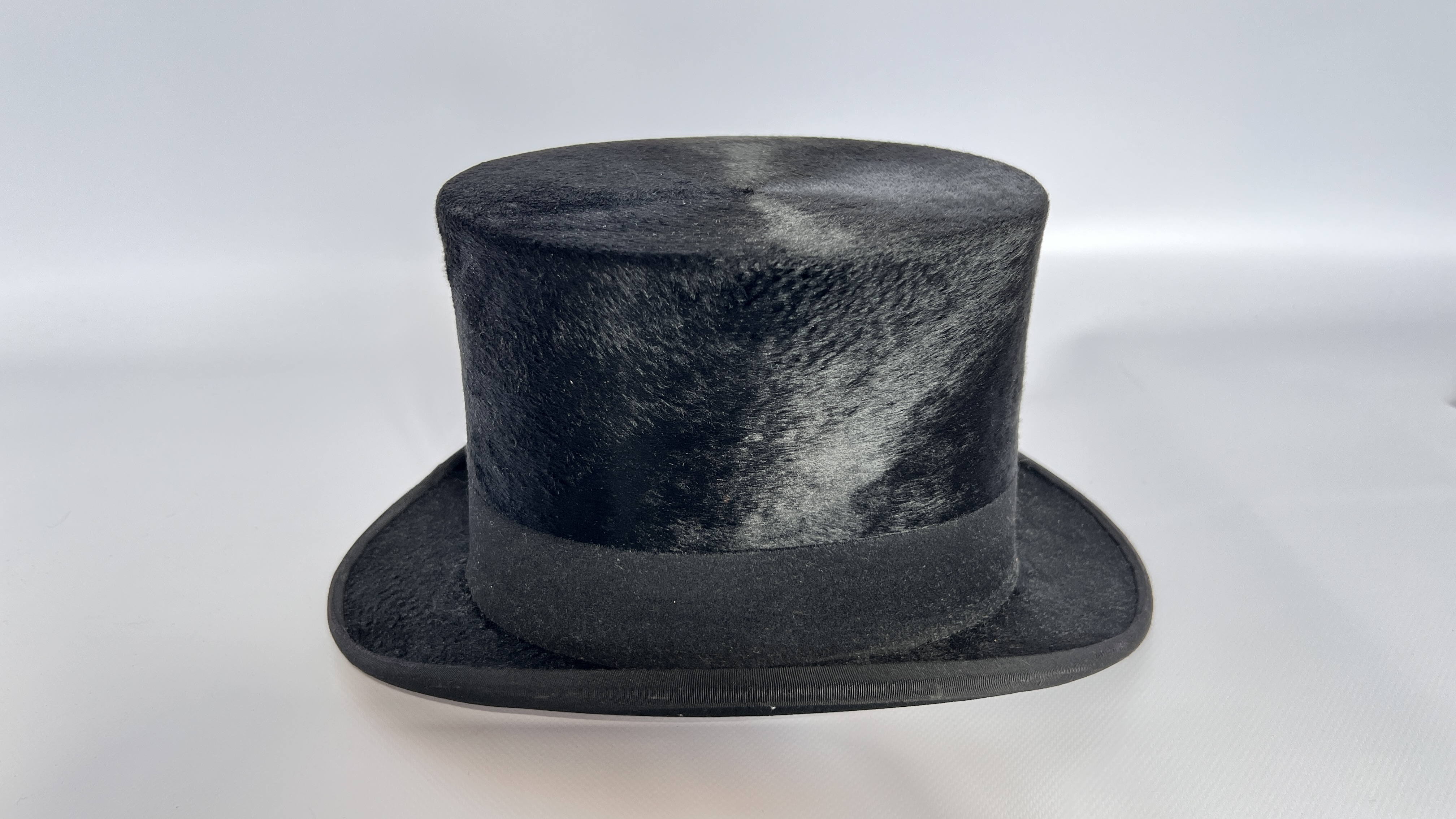 1920S SCOTT & CO BLACK TOP HAT, GREY GLOVES, WHITE WITH BLACK PATTERNED SCARF, - Image 3 of 23