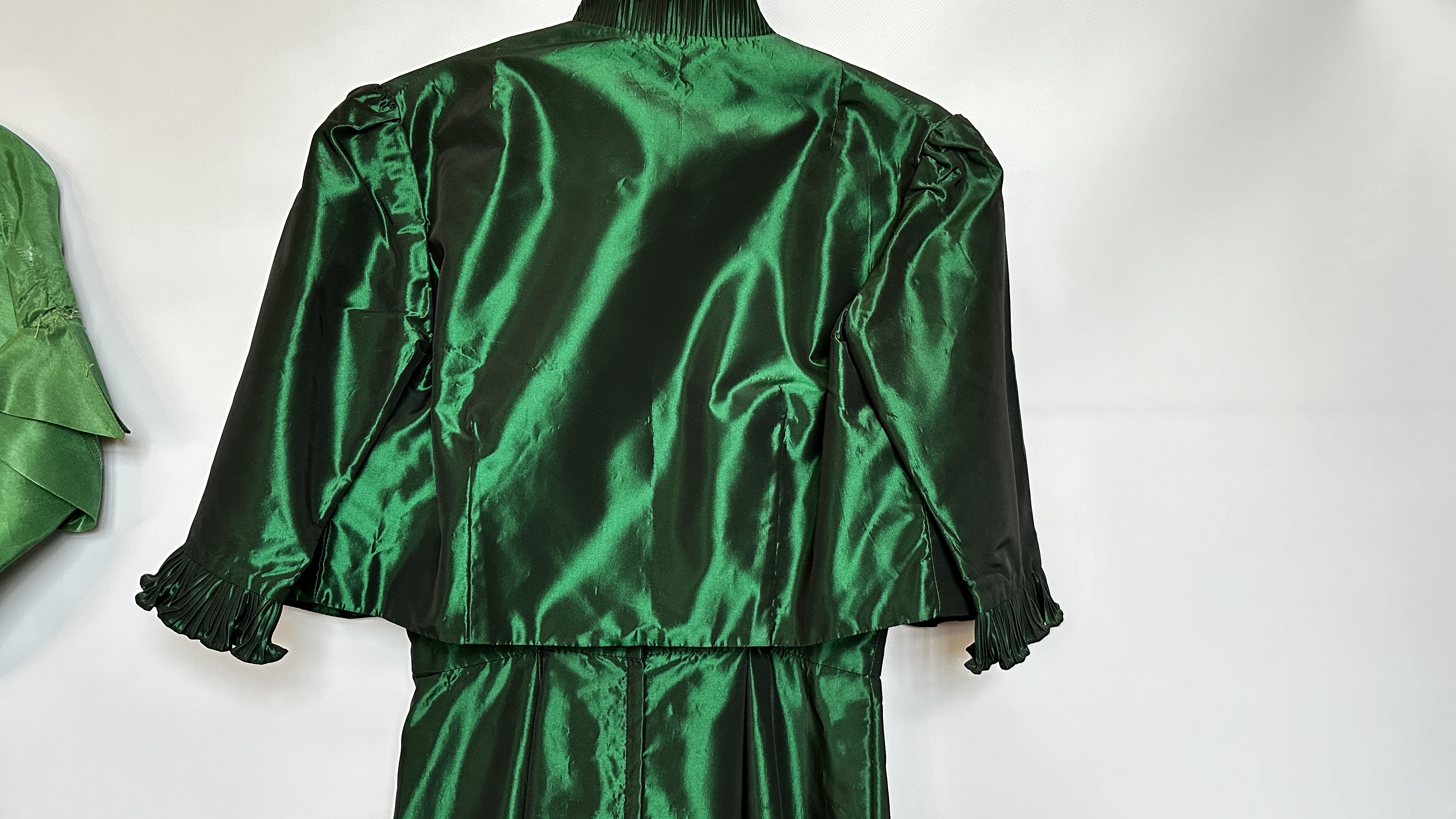 1940S GREEN SHOT TAFFETA EVENING DRESS WITH BOLERO, - Image 22 of 38