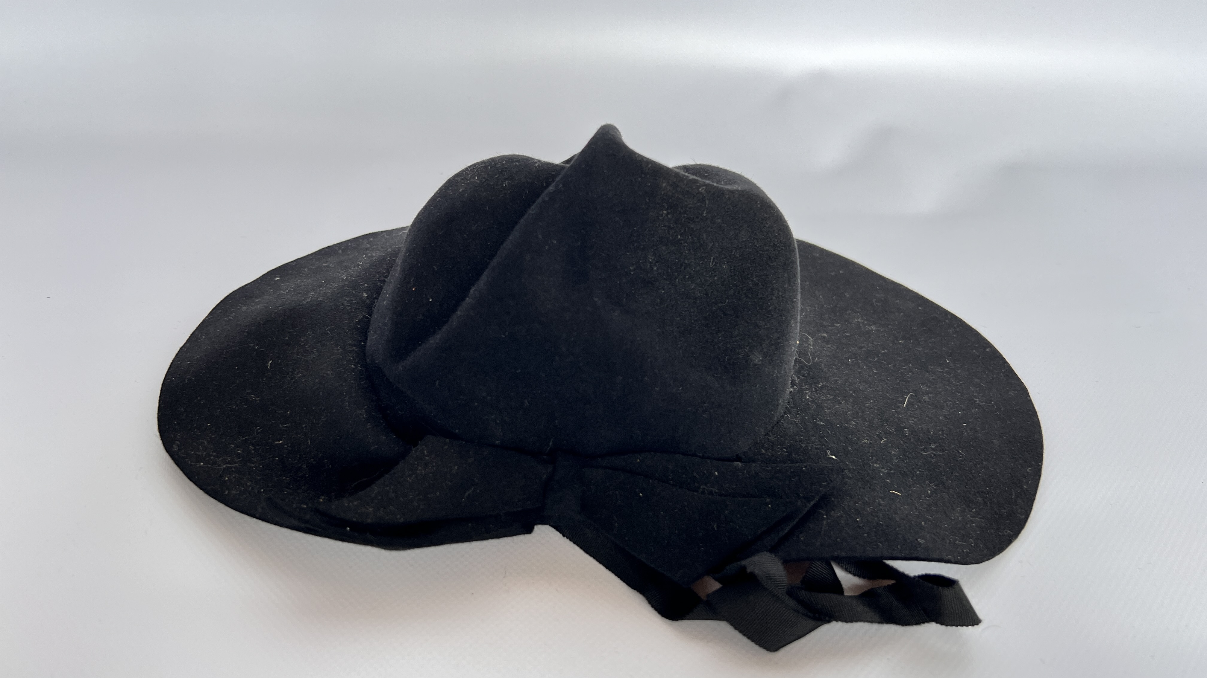 2 HAT BOXES CONTAINING 6 1940S HATS, 1 GREY FELT WITH VEIL (BADLY DAMAGED), - Image 20 of 28