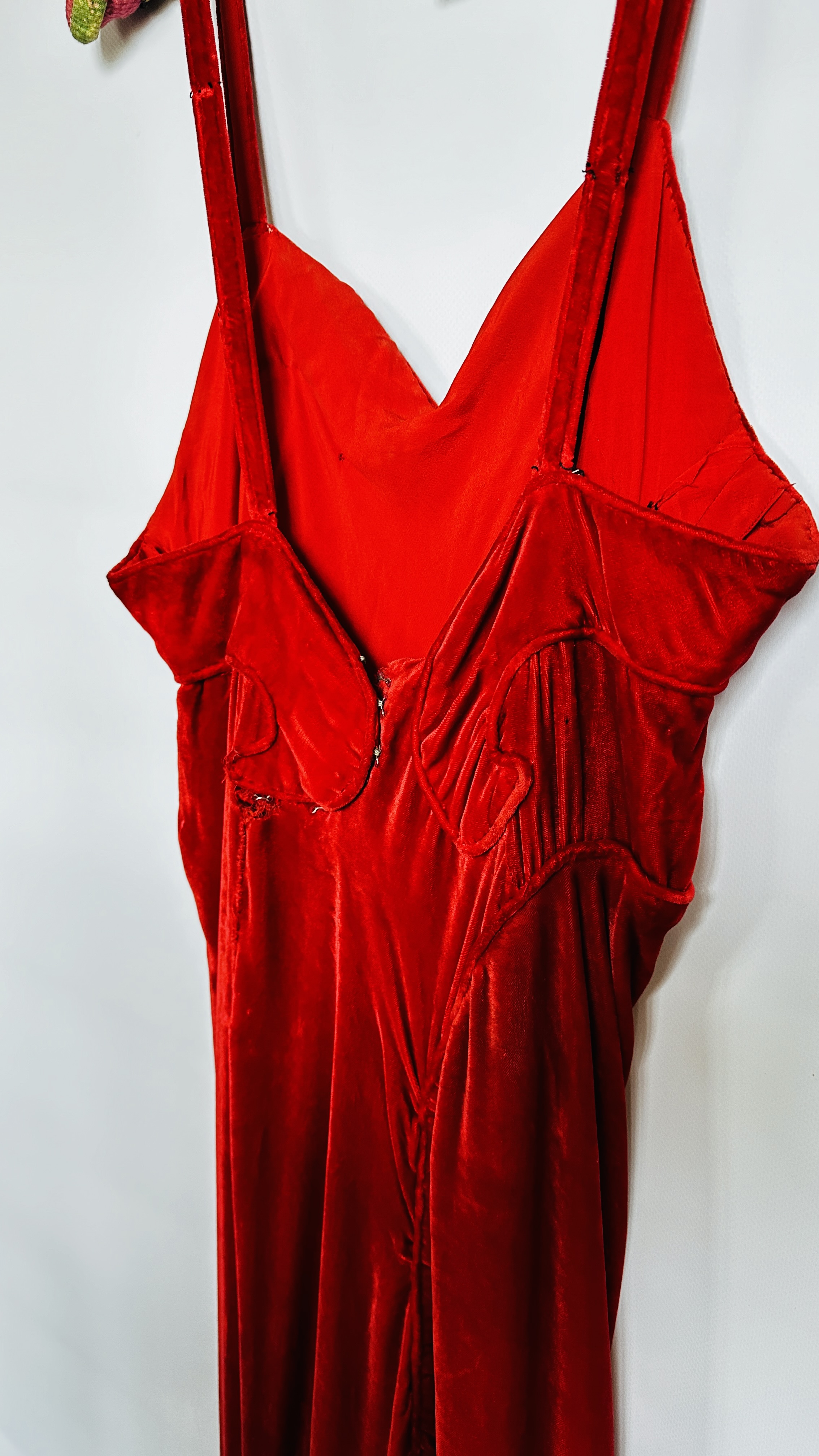 1930S RED VELVET EVENING GOWN FITTED HIPLINE, FULL CIRCULAR FRILLED HEMLINE, - Image 17 of 30