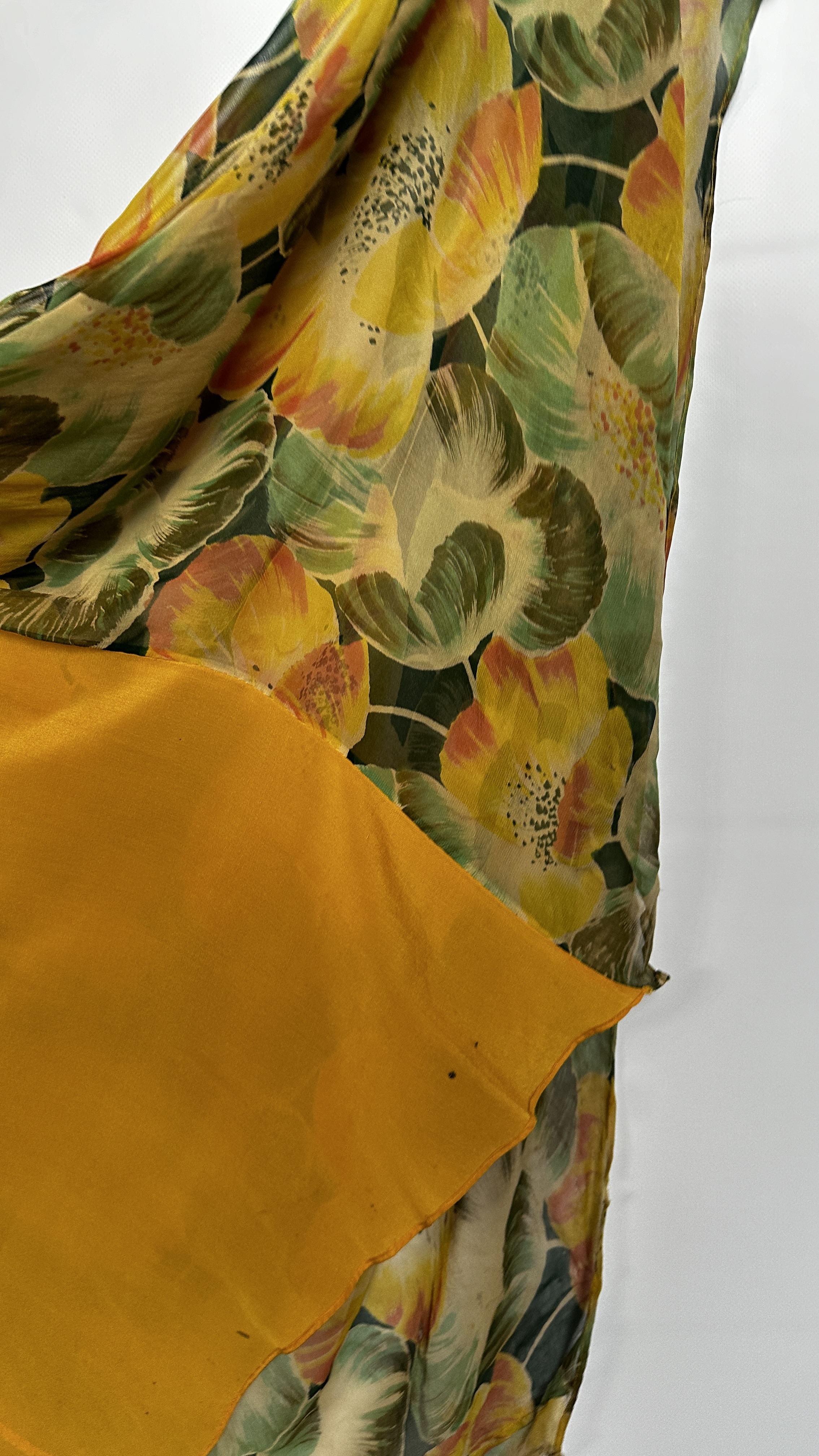 1930S CHIFFON AND CREPE DRESSING GOWN WITH LARGE YELLOW/GREEN/ORANGE FLOWERS - A/F CONDITION, - Image 3 of 39