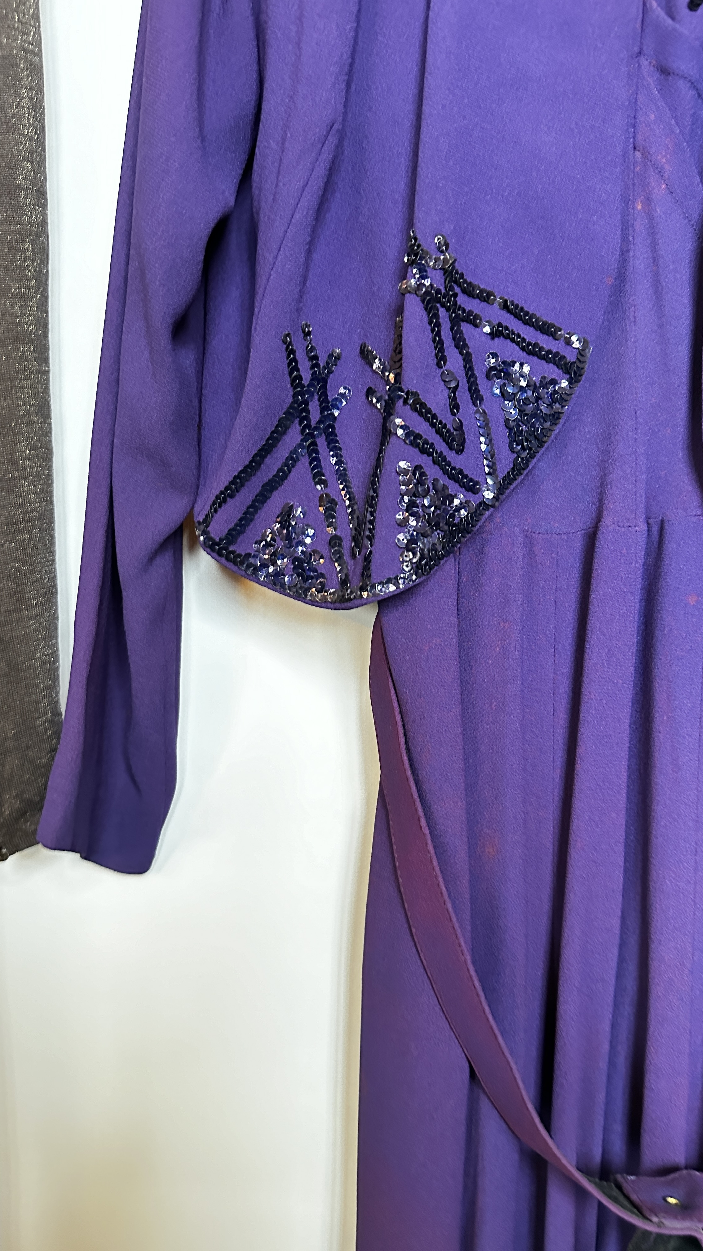 1940S PURPLE EVENING DRESS & BOLORO JACKET WITH SEQUIN DECORATION ON BODICE AND JACKET AND A 1940S - Image 15 of 37