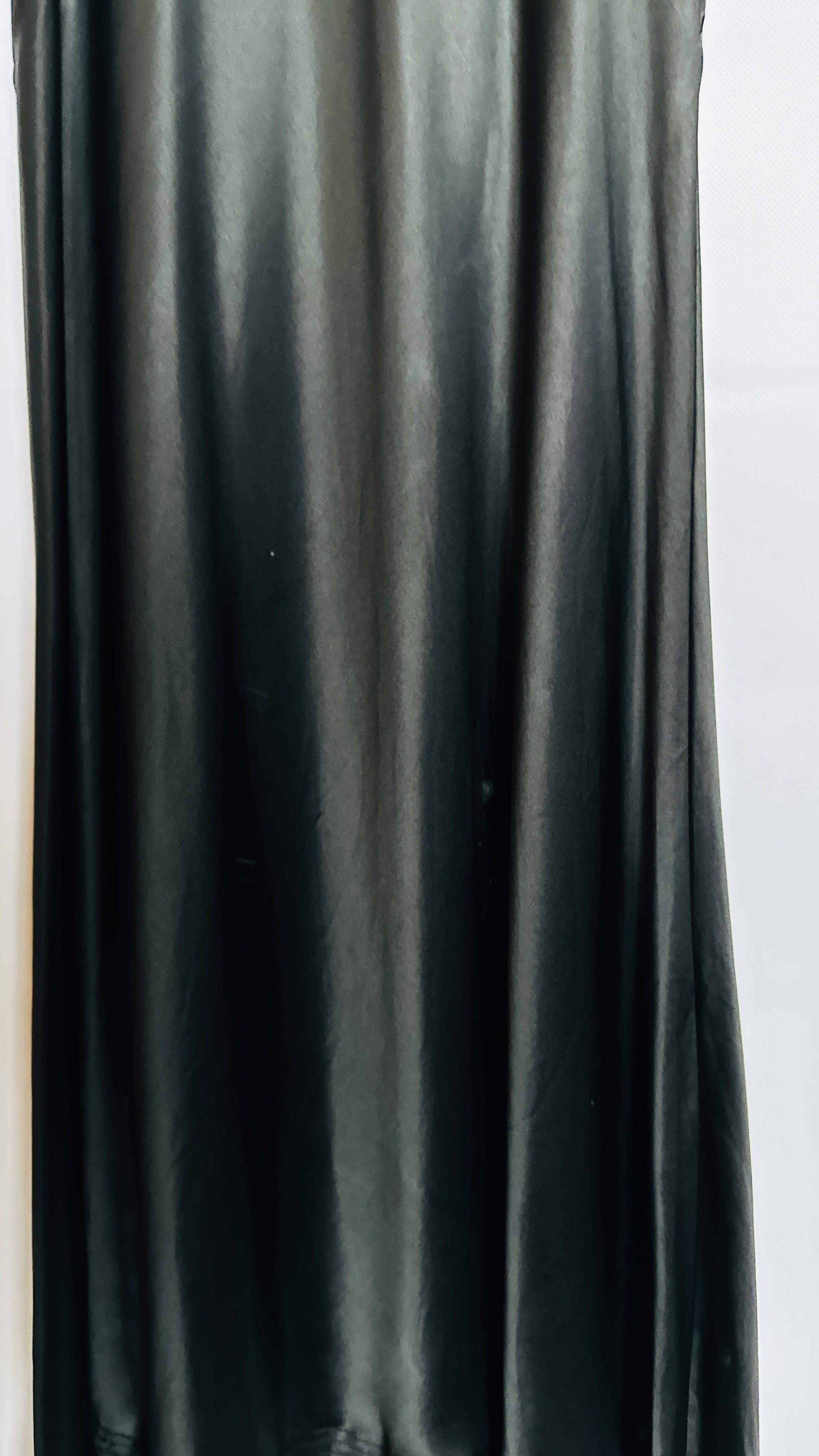 1940S BLACK SATIN CLASSIC STYLED EVENING GOWN, - Image 8 of 20