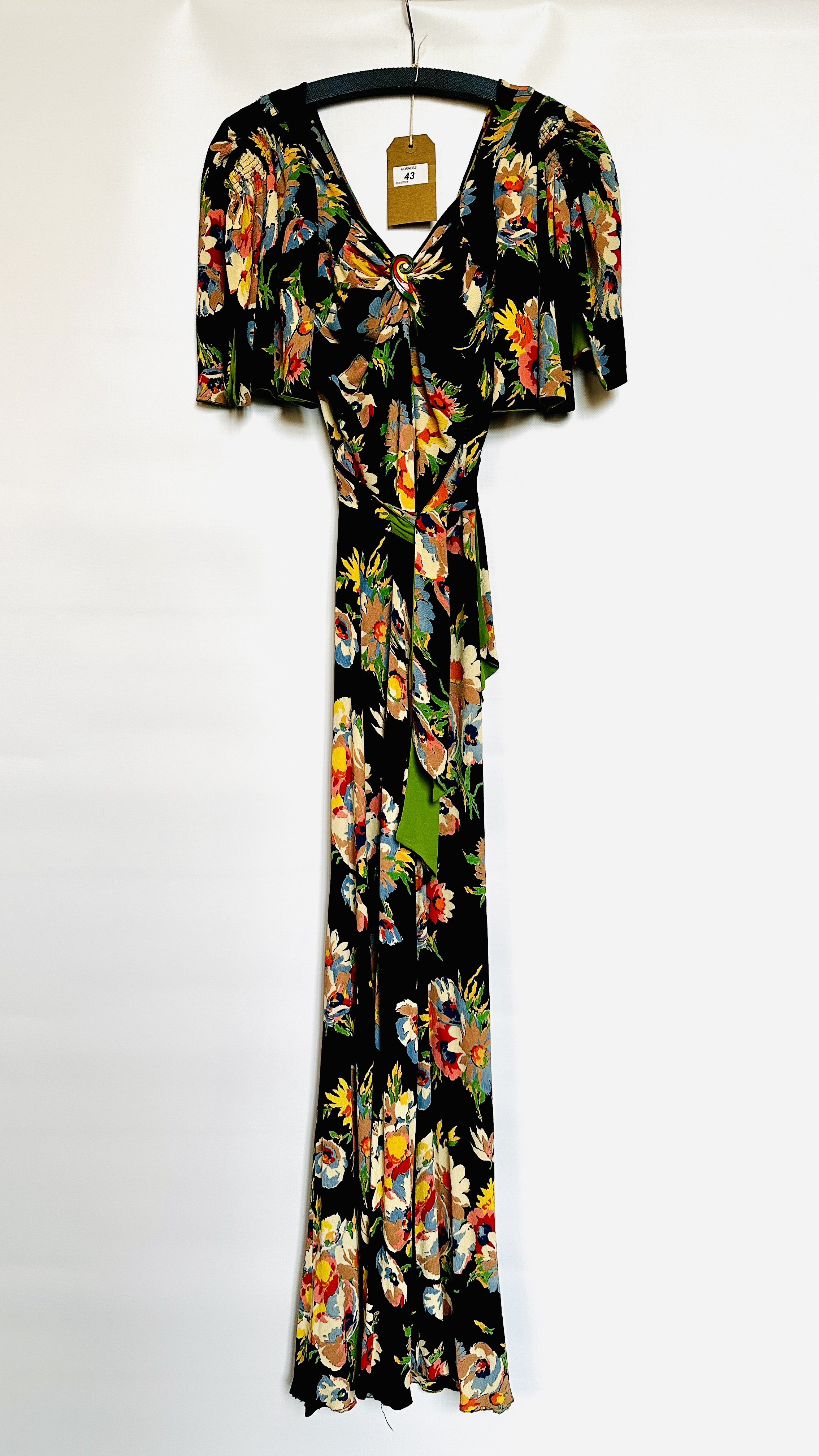 1940S CLASSIC BLACK FLOWERED CREPE GOWN, V NECKLINE AND CLIP,