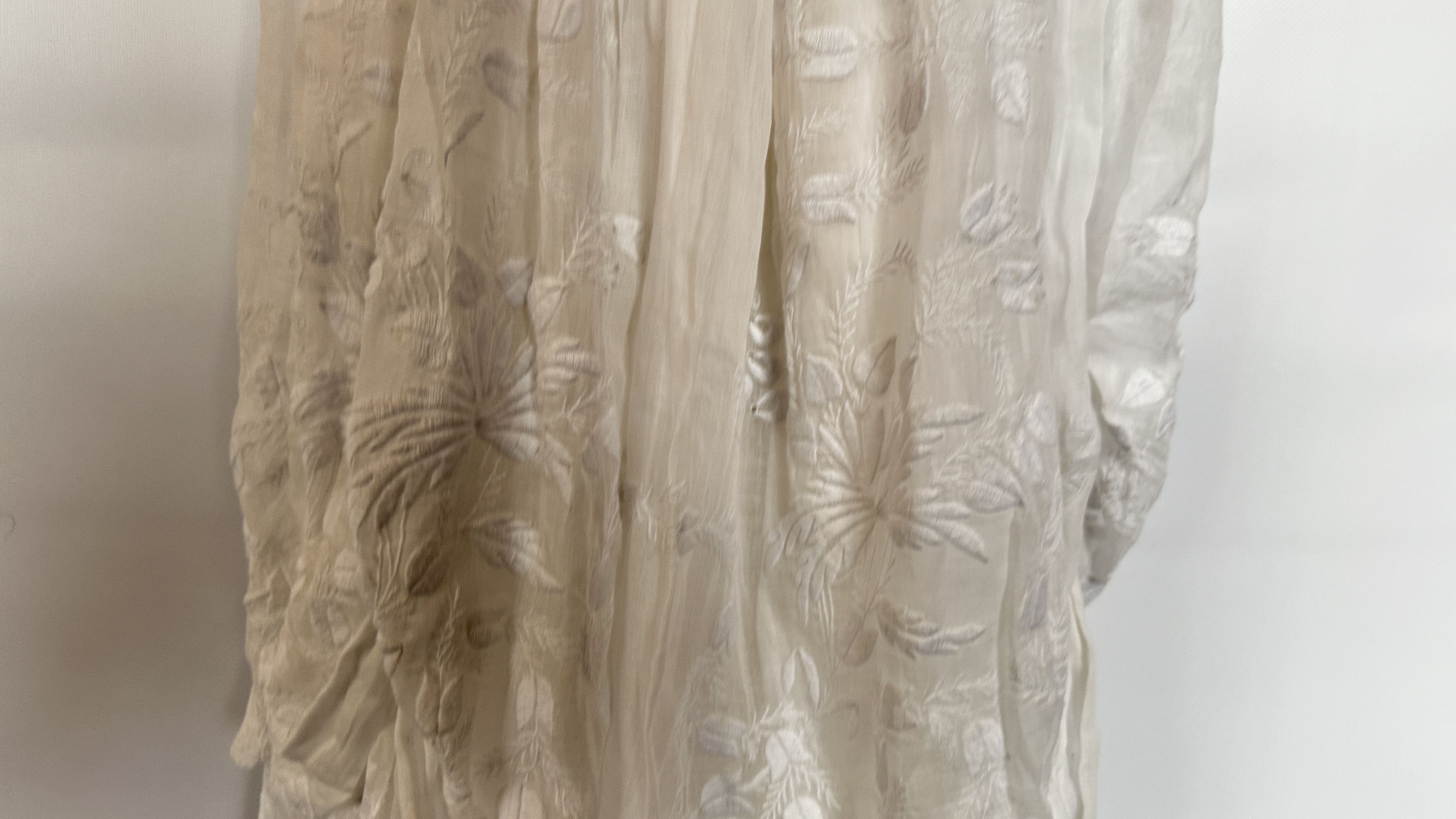 FINE WHITE COTTON EDWARDIAN DRESS, ALL OVER EMBROIDERY, EMPIRE LINE, PUFFED SLEEVES - A/F CONDITION, - Image 19 of 20