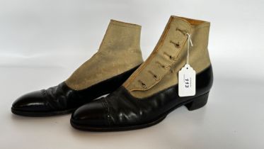 1 PAIR OF SHOES - GENTS 1920S BLACK SPATTS - A/F CONDITION, SOLD AS SEEN.