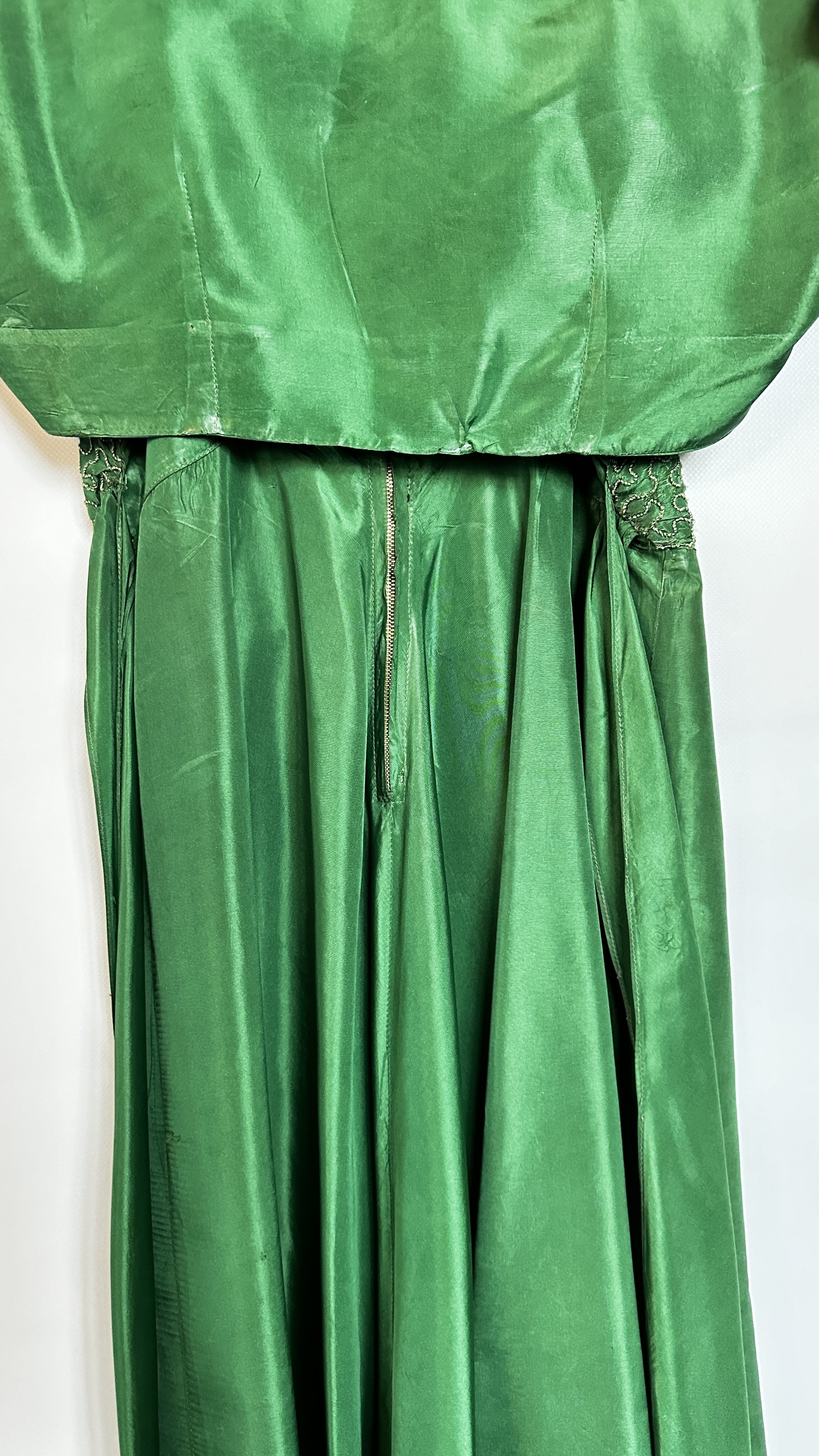 1940S GREEN SHOT TAFFETA EVENING DRESS WITH BOLERO, - Image 30 of 38