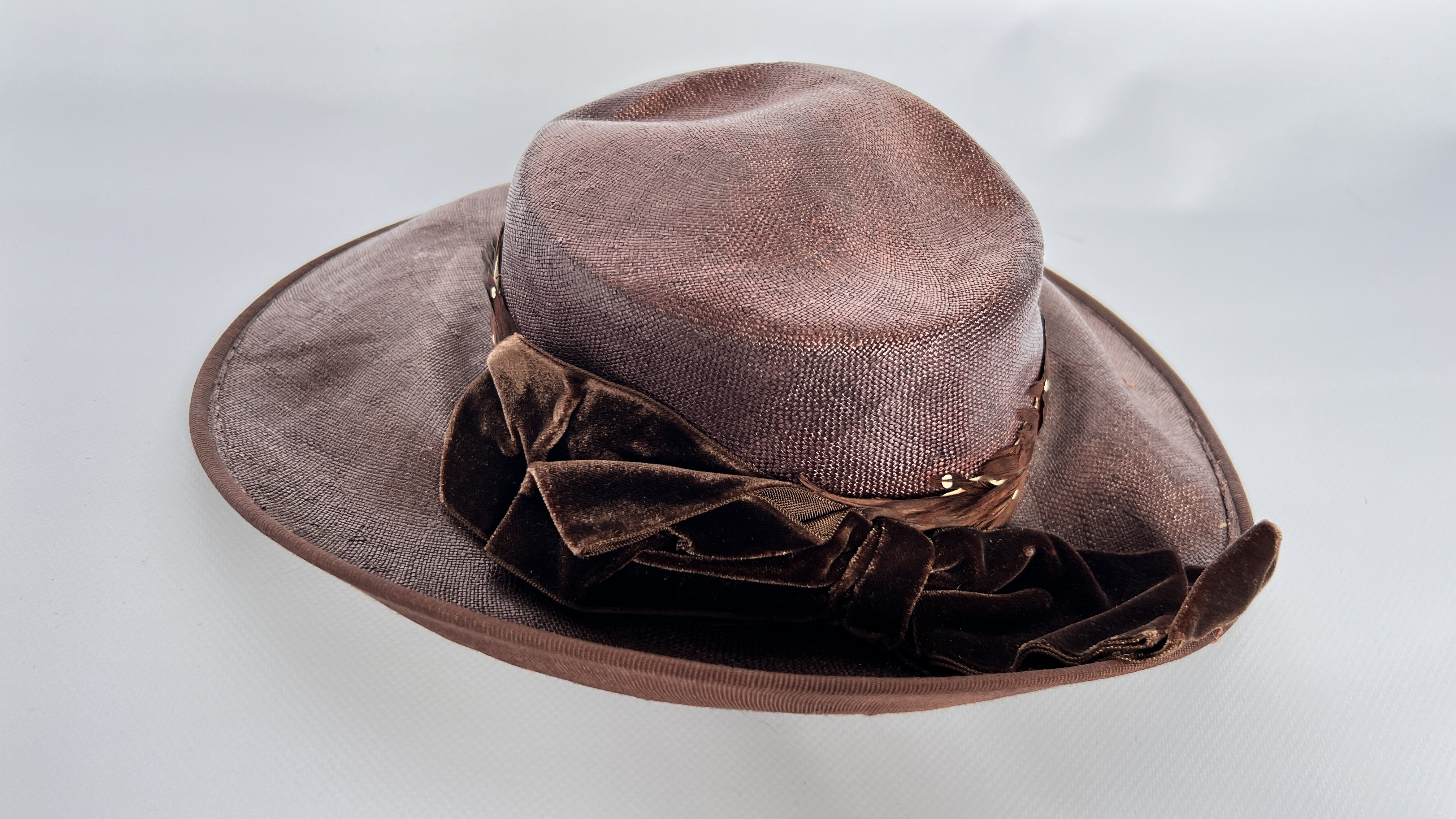 5 1940/50S HATS, 1 MULTI COLOURED FEATHER, 1LILAC/GREY STRAW (FADED) WITH FLOWERS, 1 BROWN STRAW, - Image 4 of 27