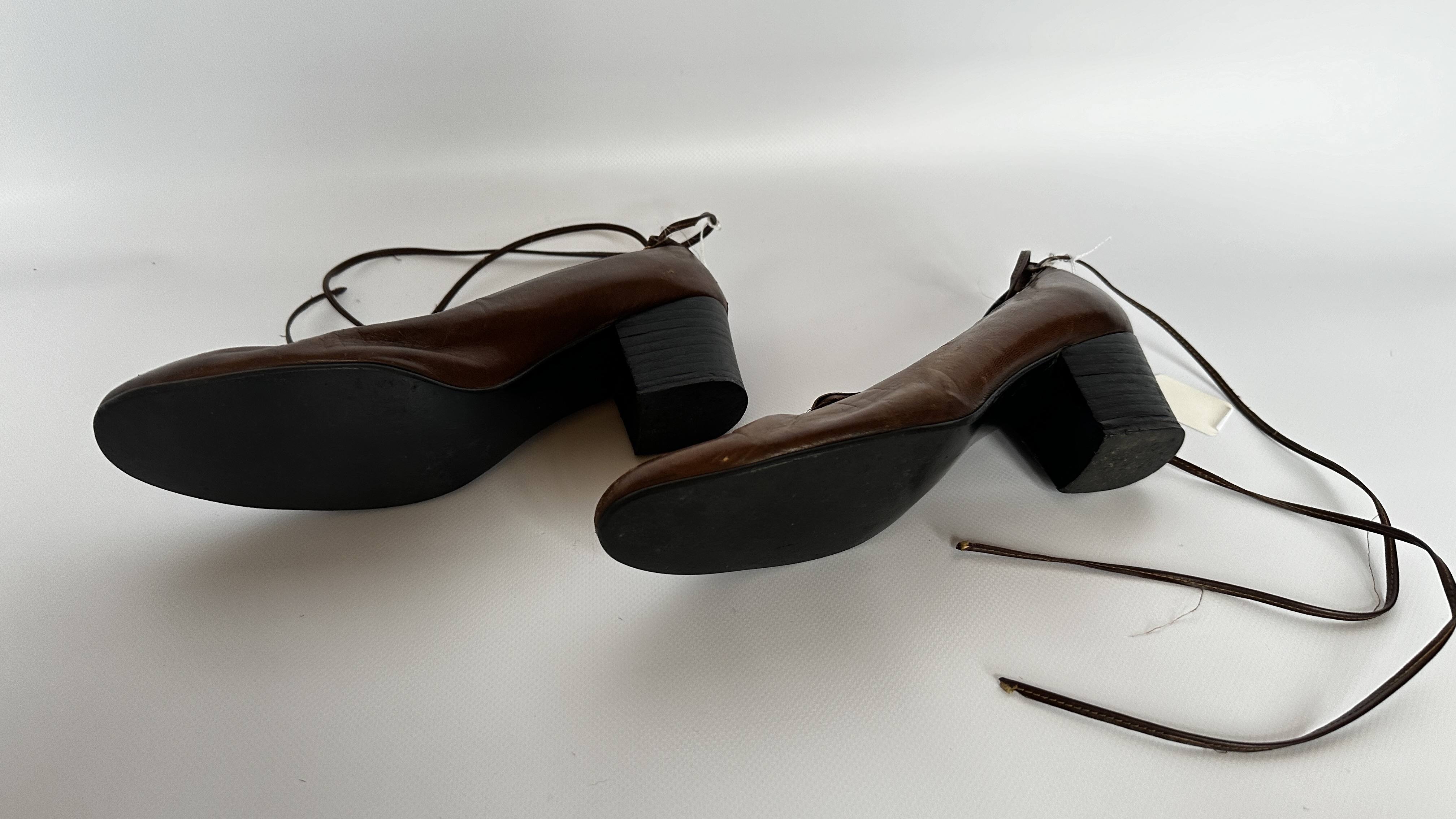 1 PAIR OF LADY'S SHOES - 'BIBA' TAN LEATHER WITH LONG LACES - A/F CONDITION, SOLD AS SEEN. - Image 13 of 14