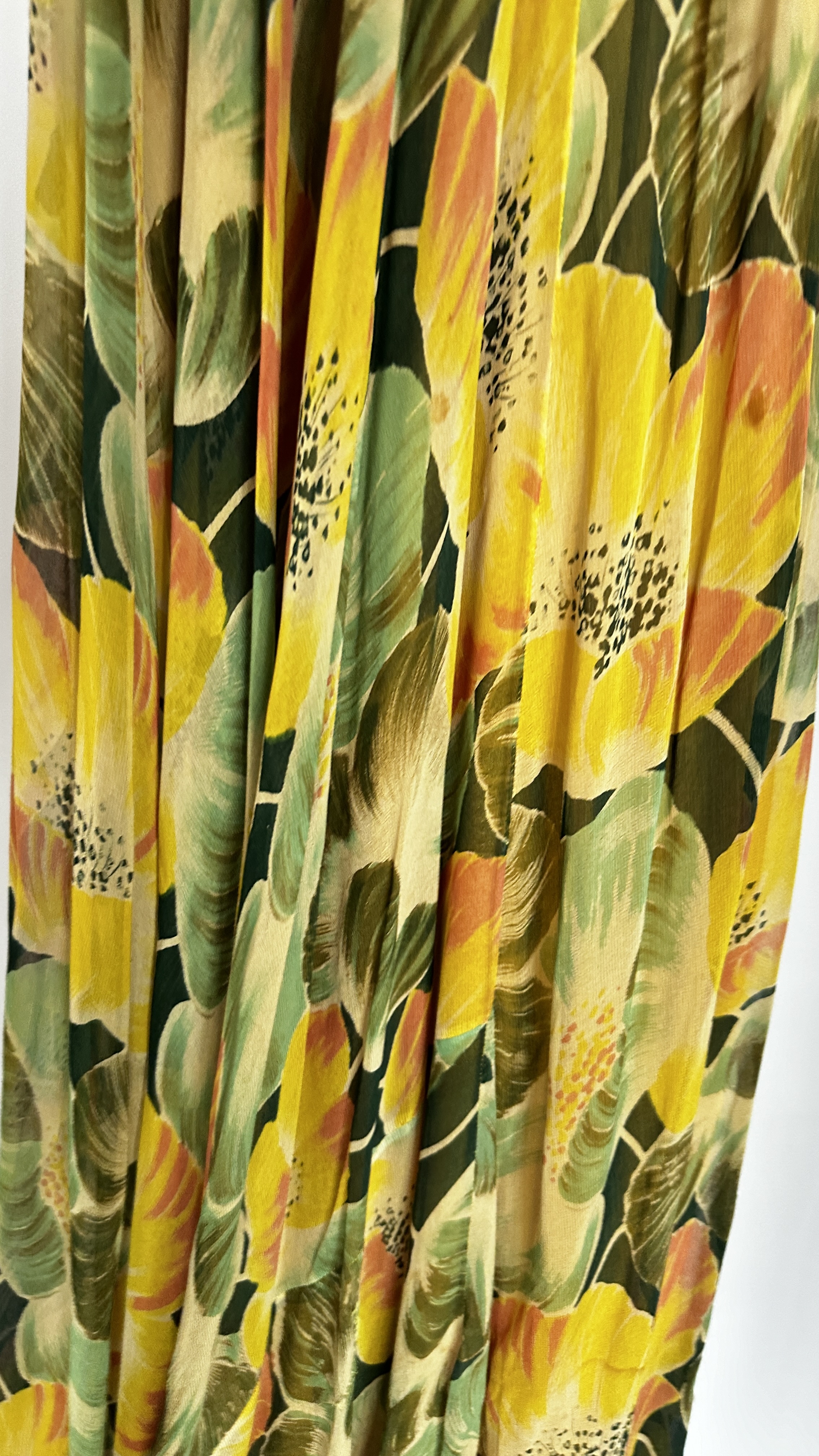 1930S CHIFFON AND CREPE DRESSING GOWN WITH LARGE YELLOW/GREEN/ORANGE FLOWERS - A/F CONDITION, - Image 38 of 39