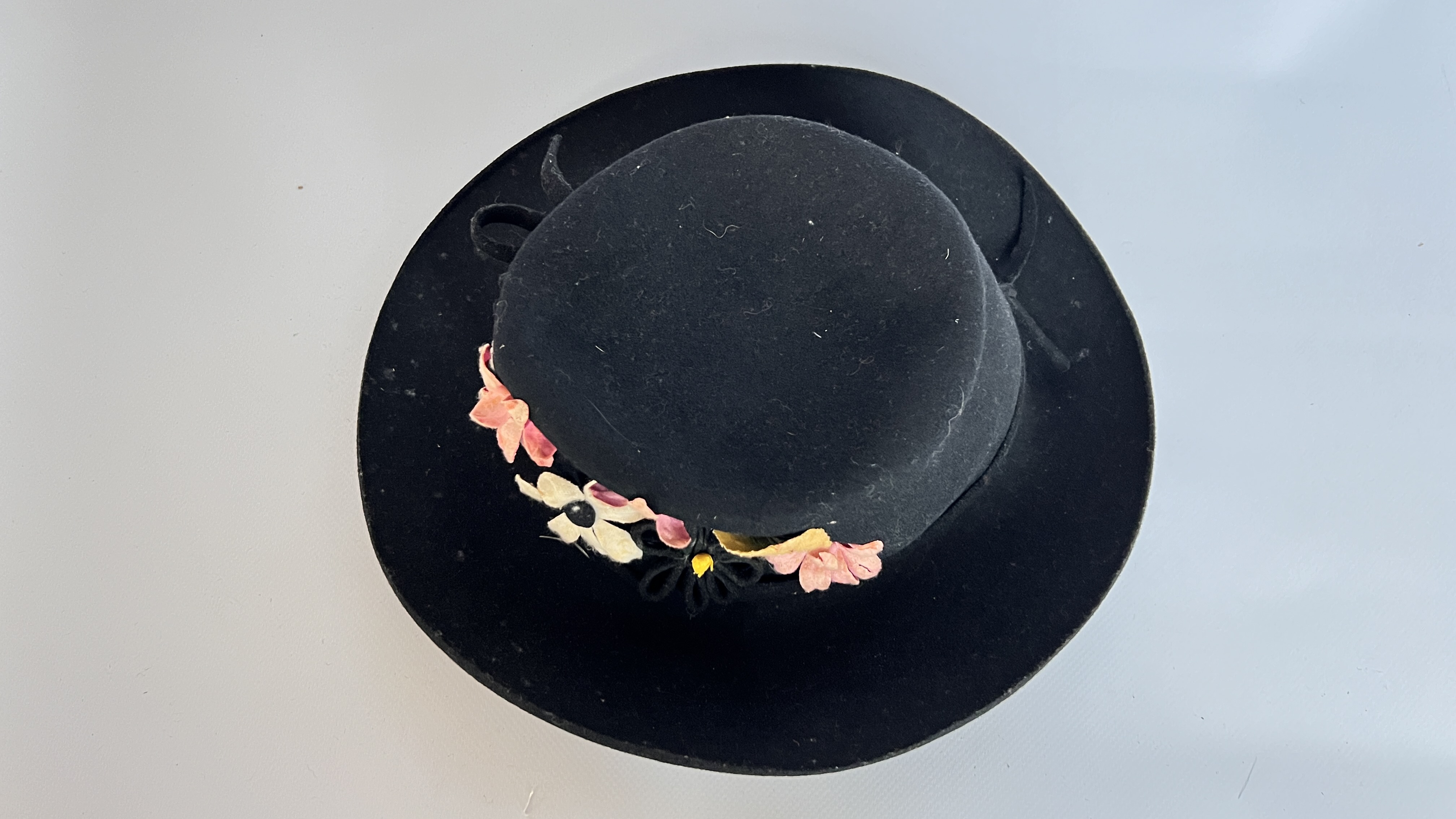 13 1940/50S HATS, 1 MORRIS ANGEL & SON LTD PURPLE TOP HAT (SOME DAMAGE), - Image 25 of 64