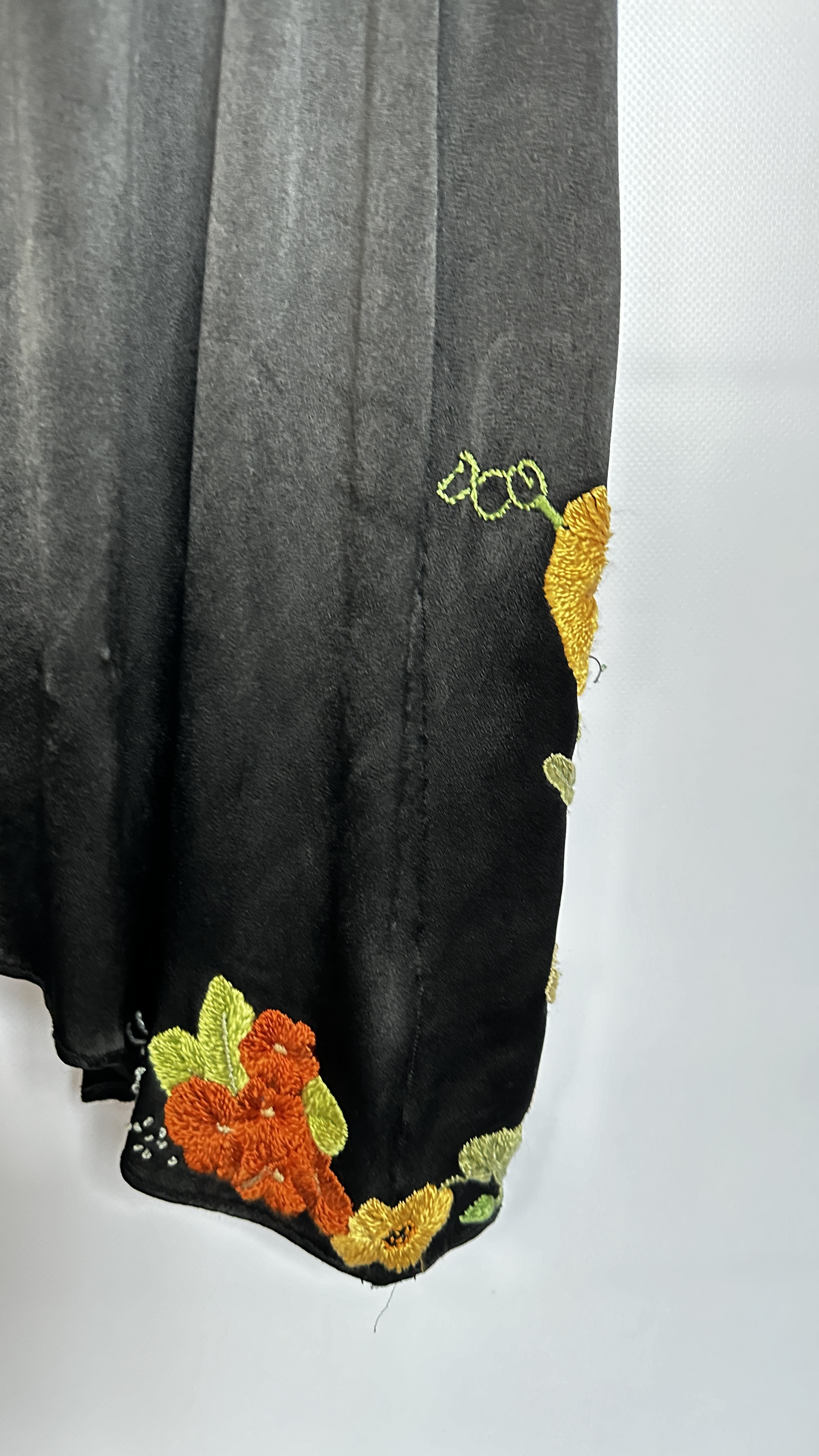 1920S BLACK SATIN ¾ LENGTH COAT WITH NASTURTIUM EMBROIDERY TO SLEEVES AND HEMLINE - A/F CONDITION, - Image 15 of 15