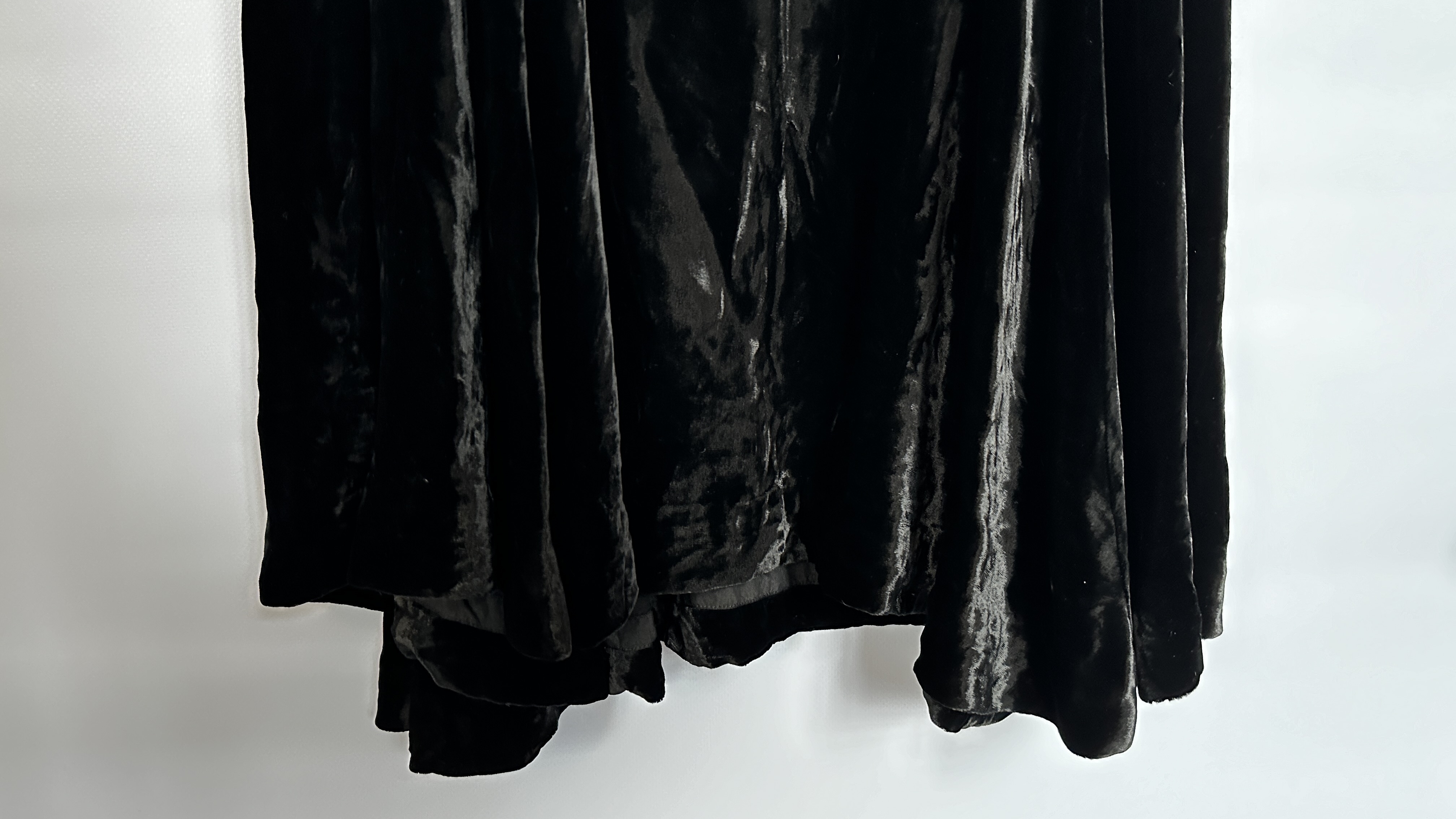 1930S BLACK SILK VELVET LONG SLEEVED GOWN, OPEN BODICE TO WAISTLINE, - Image 13 of 29