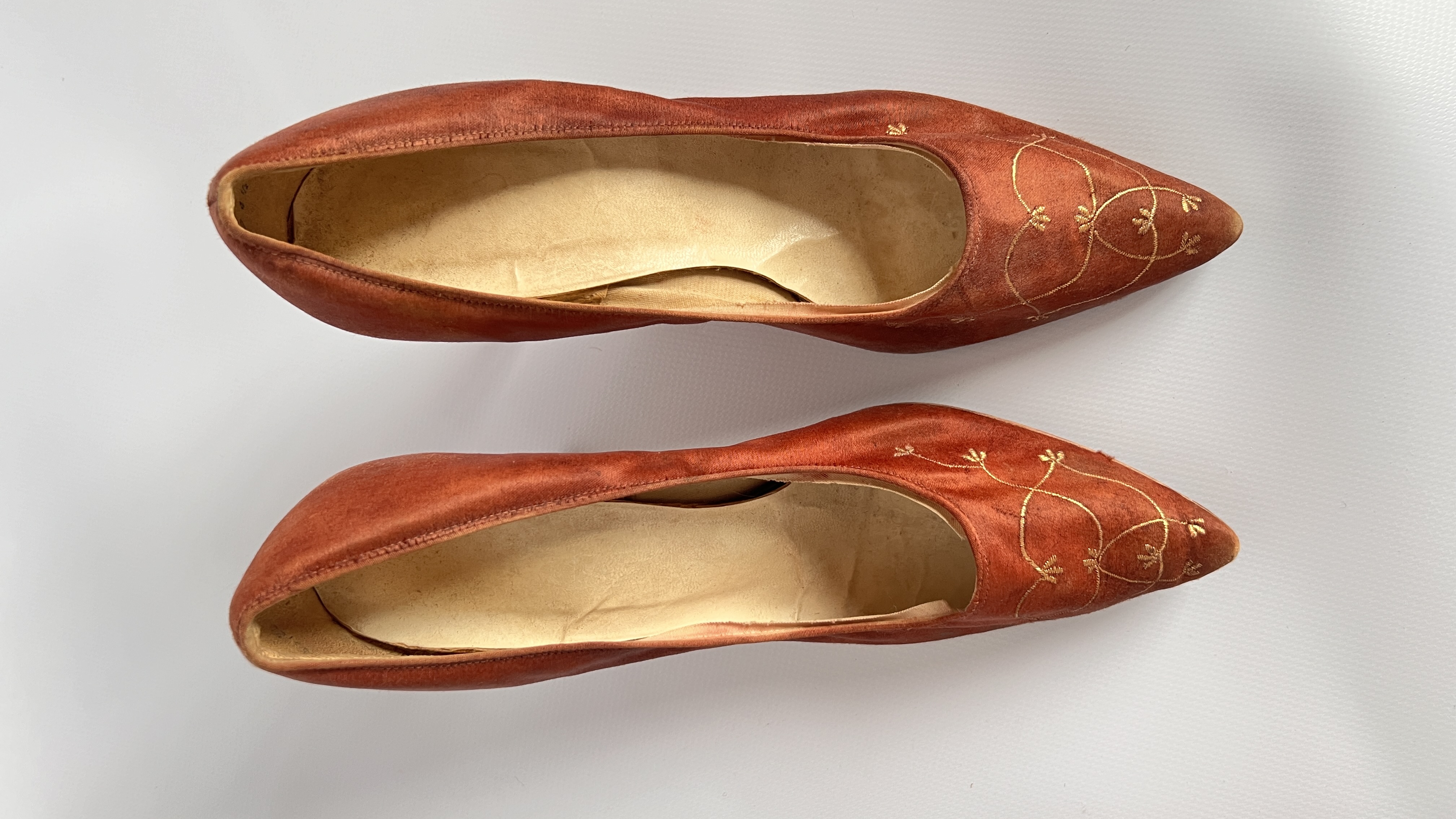 3 PAIRS OF 1950S LADY’S SHOES - ONE PAIR BEING FLORAL, - Image 5 of 8