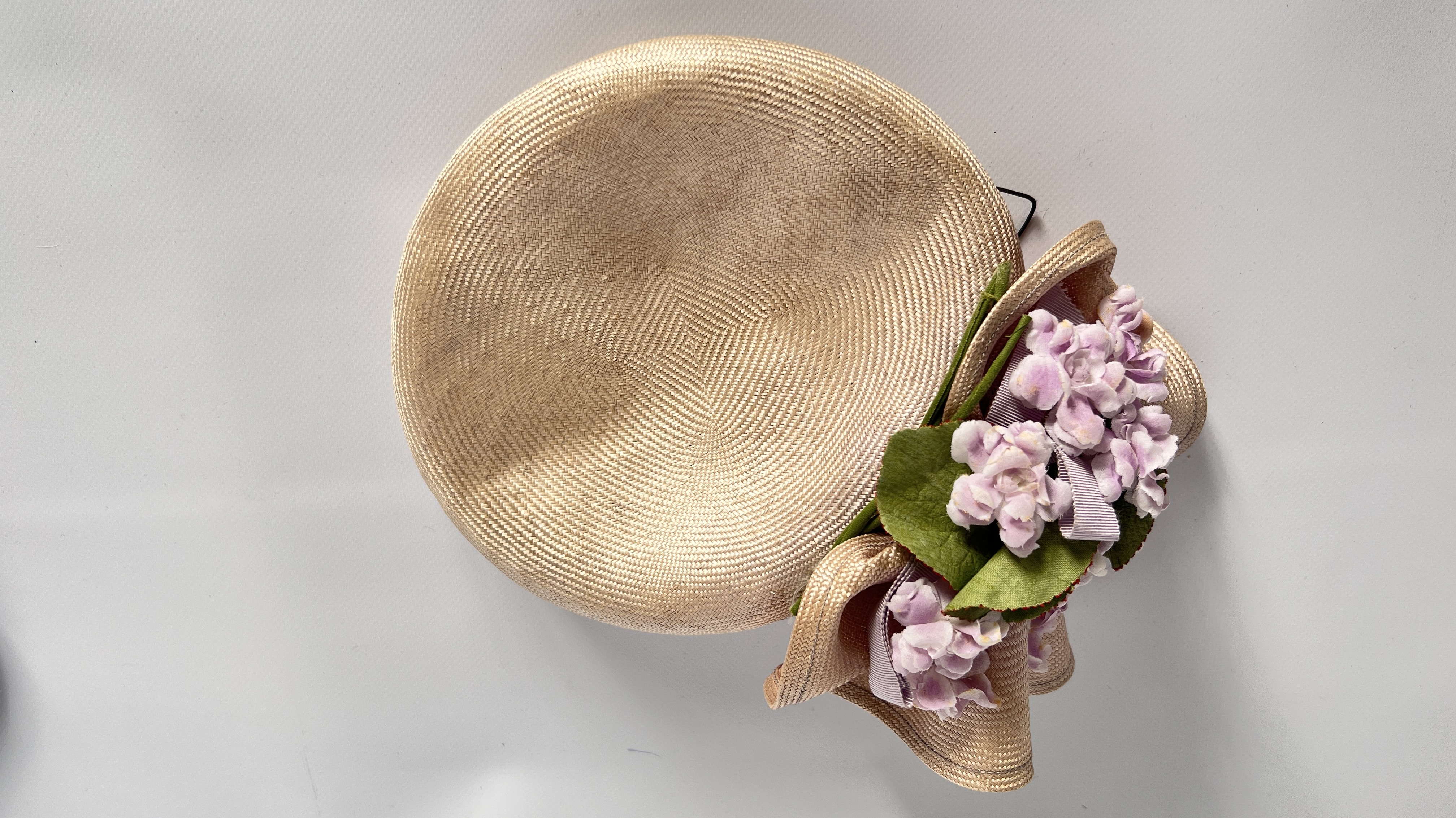 5 1940/50S HATS, 1 MULTI COLOURED FEATHER, 1LILAC/GREY STRAW (FADED) WITH FLOWERS, 1 BROWN STRAW, - Image 12 of 27