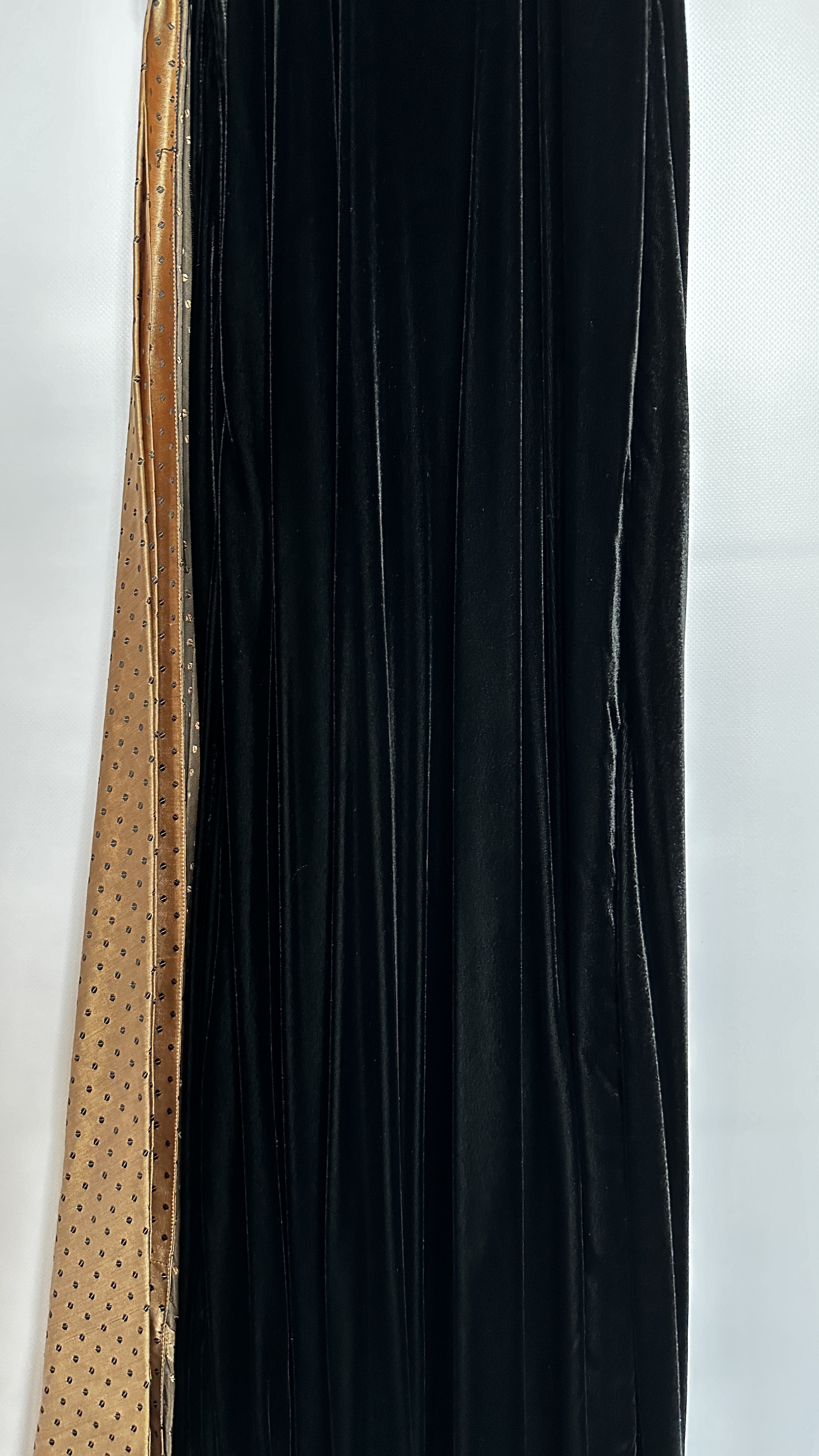 1940S CLASSIC BLACK VELVET & SILK EVENING GOWN WITH PINK SPOT TRIM ON BODICE AND WAISTLINE TO - Image 15 of 16