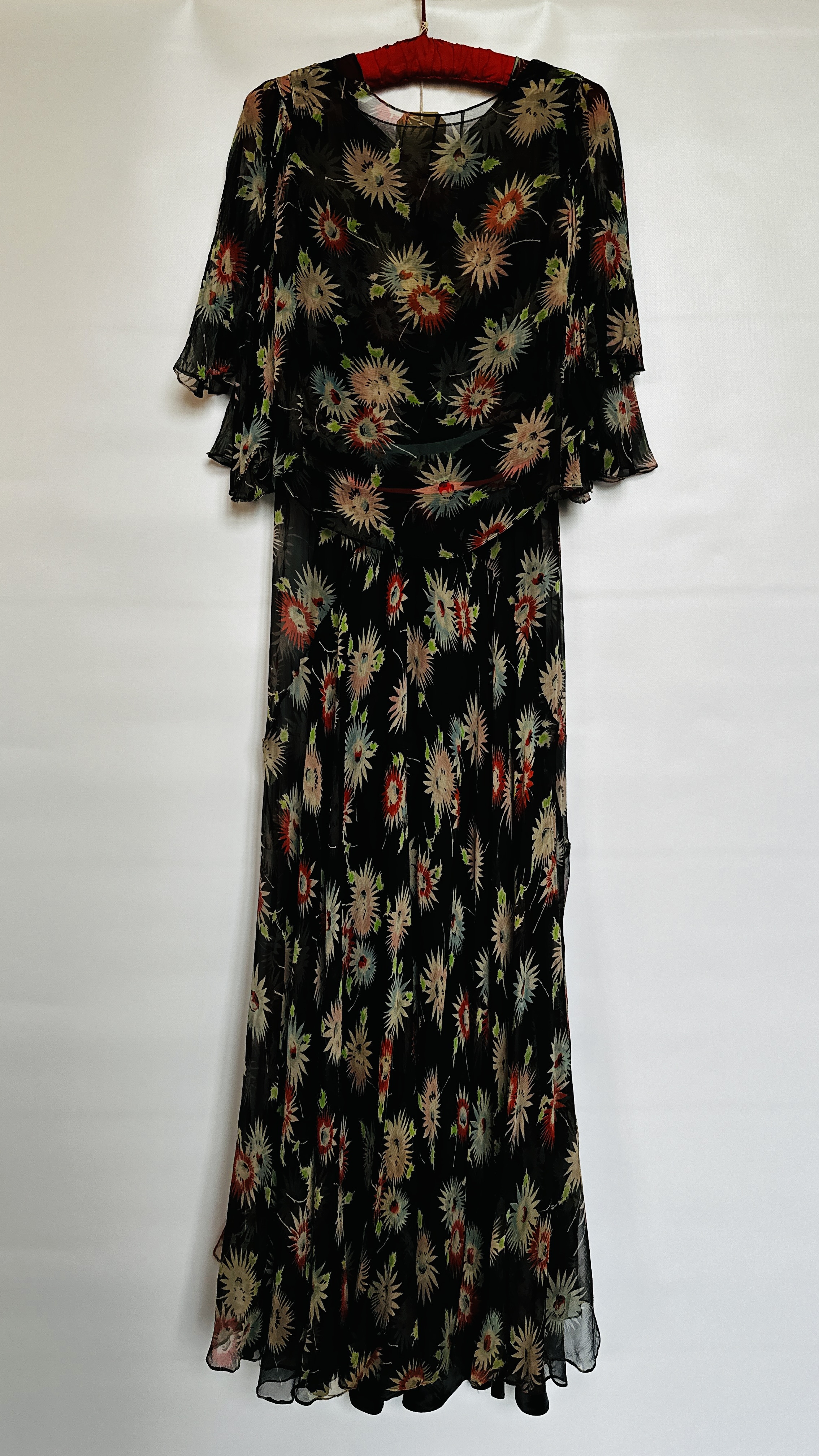 1920/30S BLACK FLOWERED CHIFFON GOWN, V NECKLINE, SHORT SLEEVES, SLEEVELESS JACKET, - Image 13 of 19