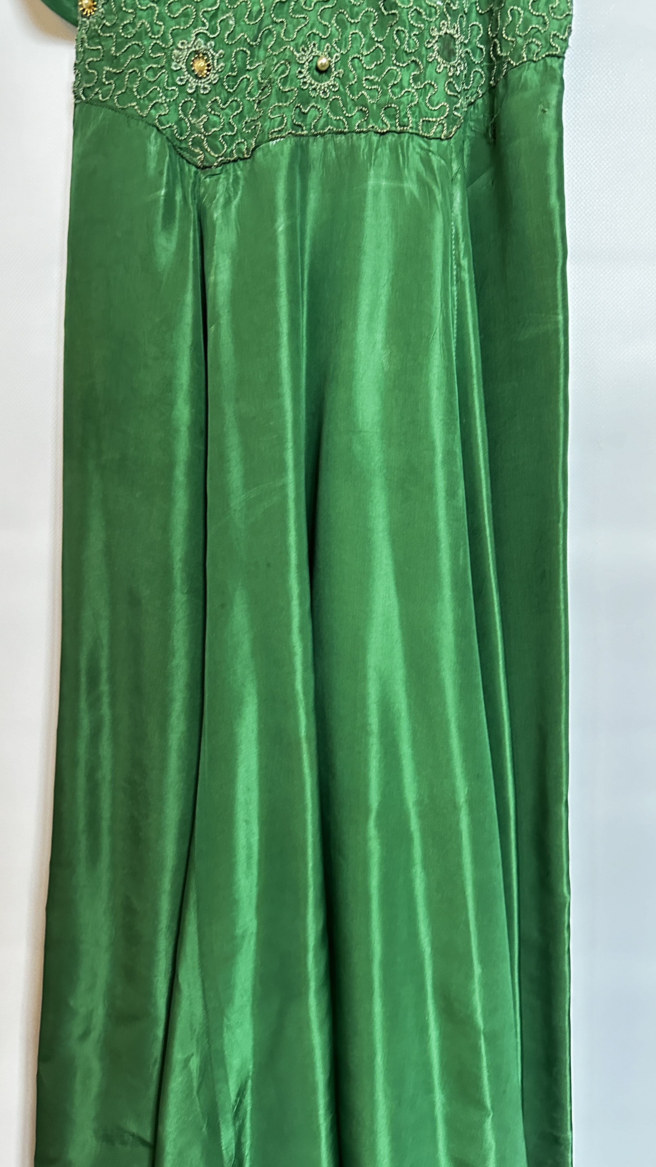 1940S GREEN SHOT TAFFETA EVENING DRESS WITH BOLERO, - Image 5 of 38