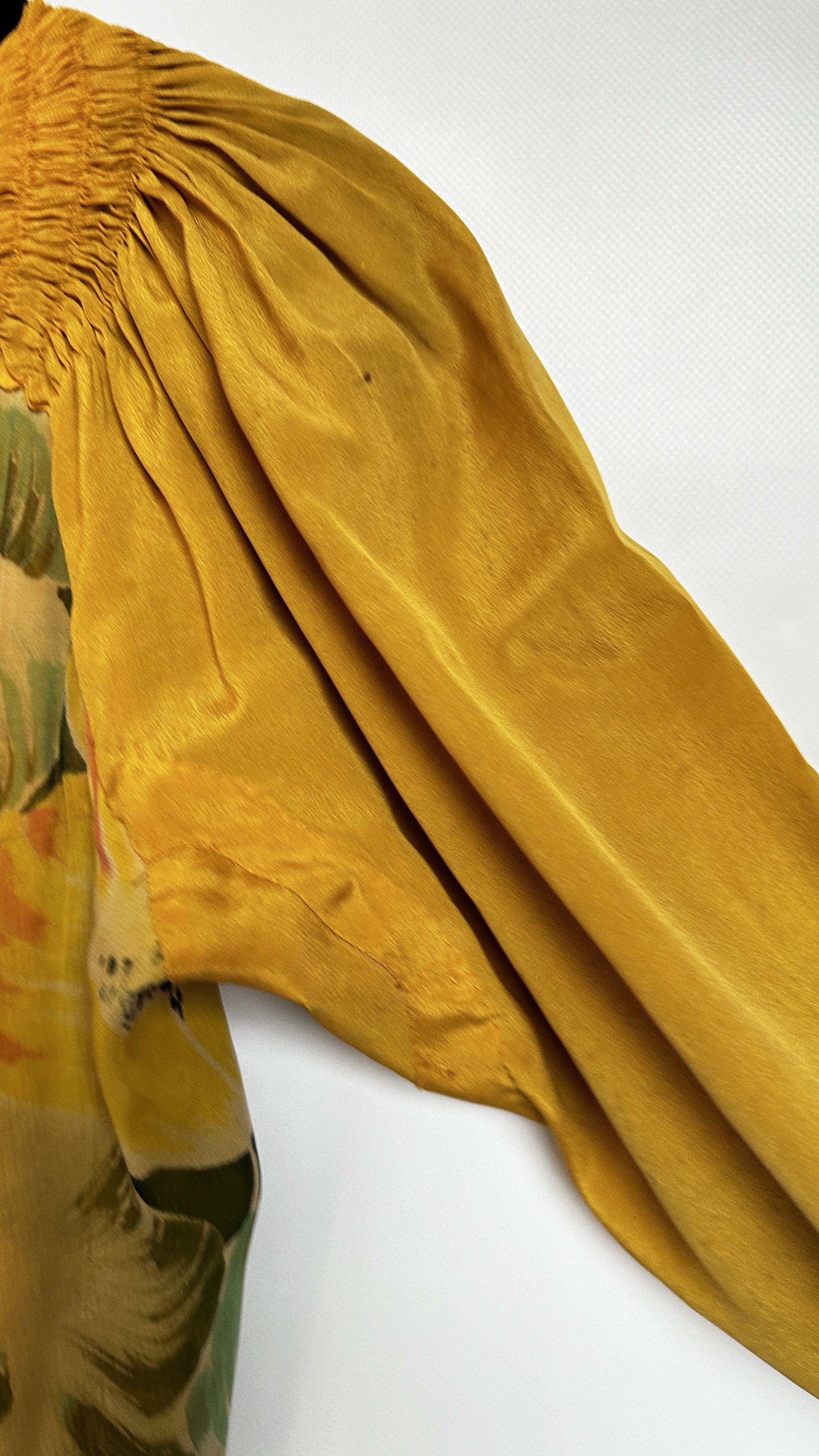1930S CHIFFON AND CREPE DRESSING GOWN WITH LARGE YELLOW/GREEN/ORANGE FLOWERS - A/F CONDITION, - Image 34 of 39