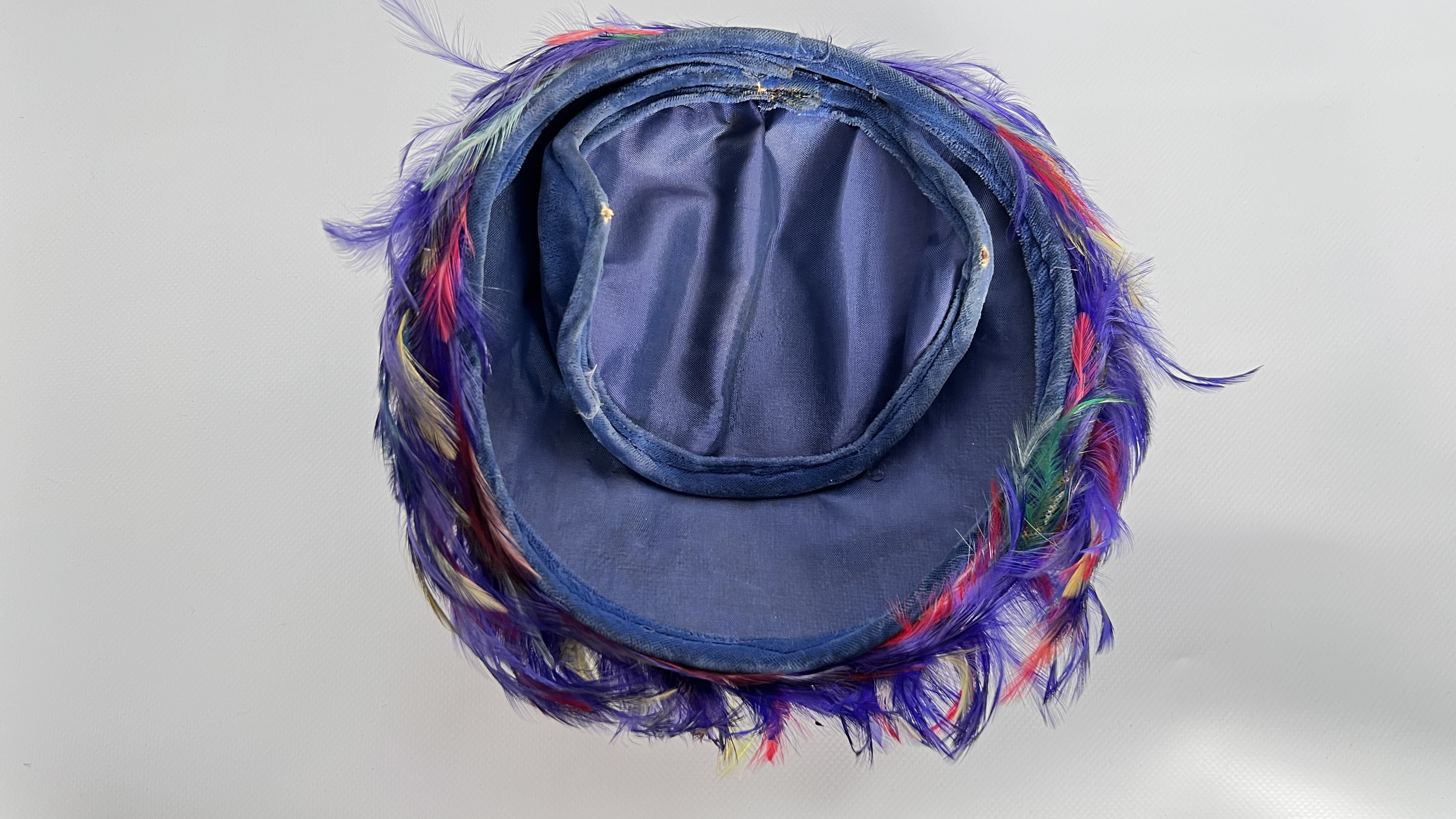 5 1940/50S HATS, 1 MULTI COLOURED FEATHER, 1LILAC/GREY STRAW (FADED) WITH FLOWERS, 1 BROWN STRAW, - Image 10 of 27