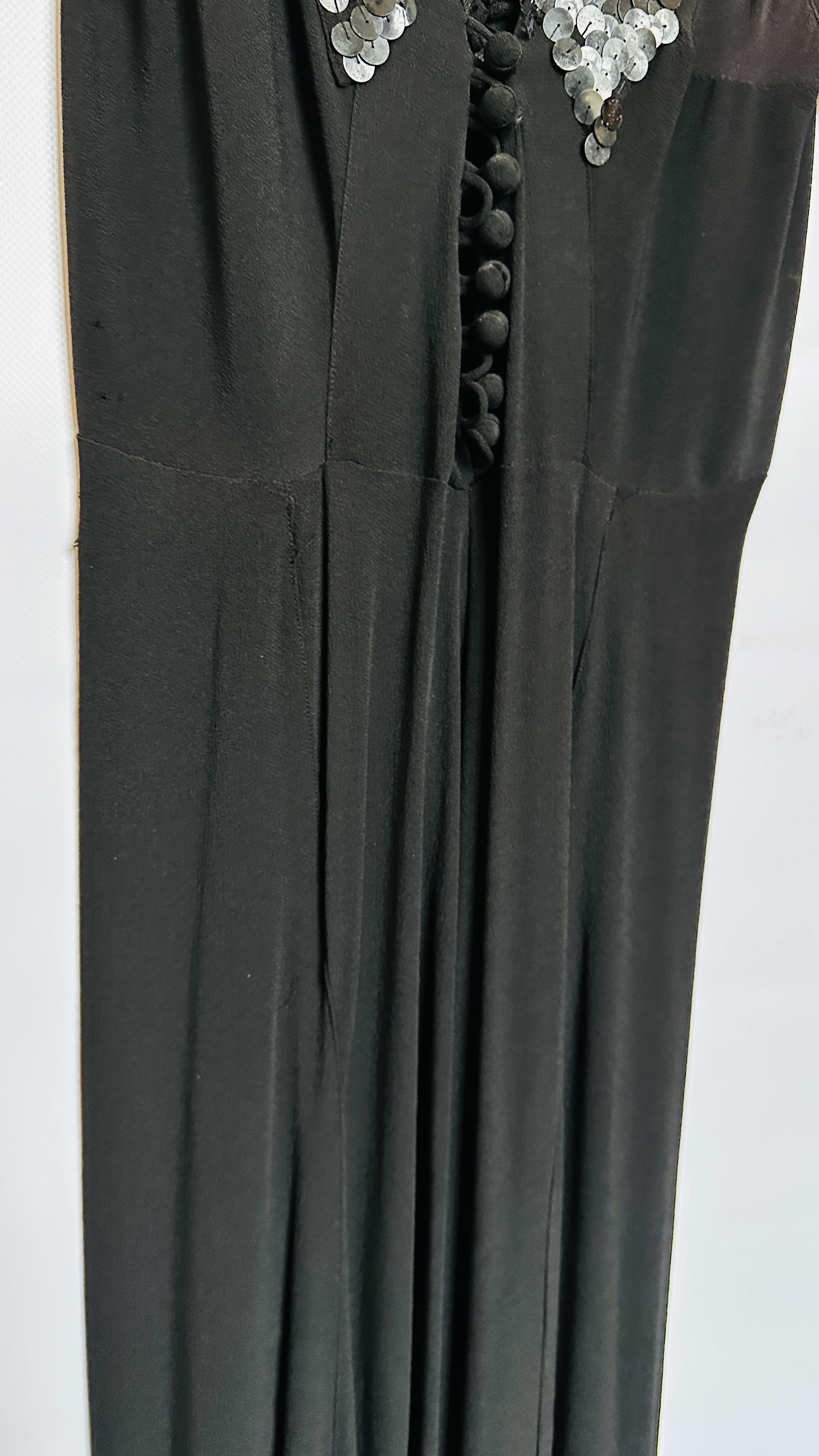 1930S BLACK HEAVY CREPE GOWN, - Image 10 of 17