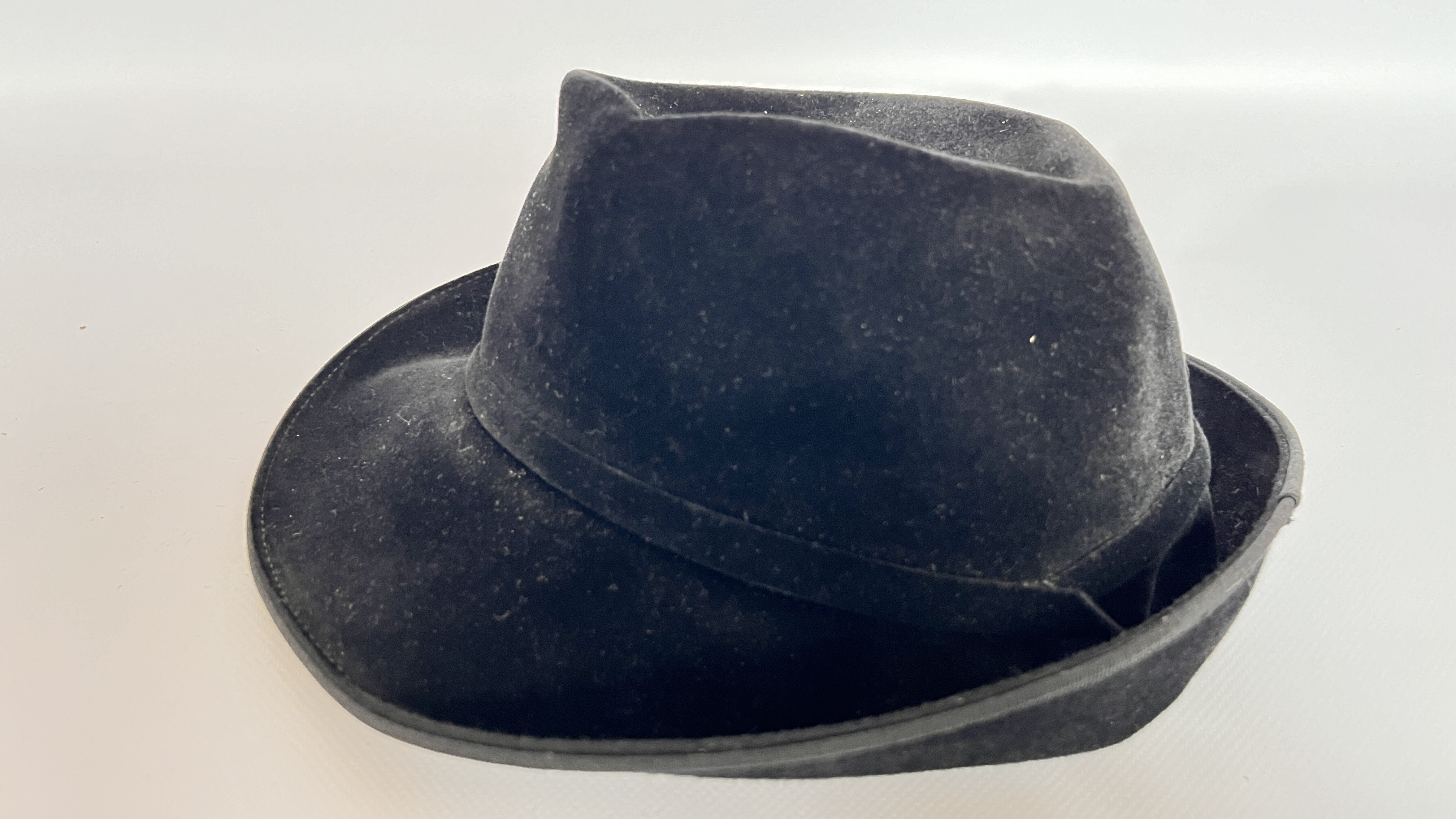 13 1940/50S HATS, 1 MORRIS ANGEL & SON LTD PURPLE TOP HAT (SOME DAMAGE), - Image 32 of 64