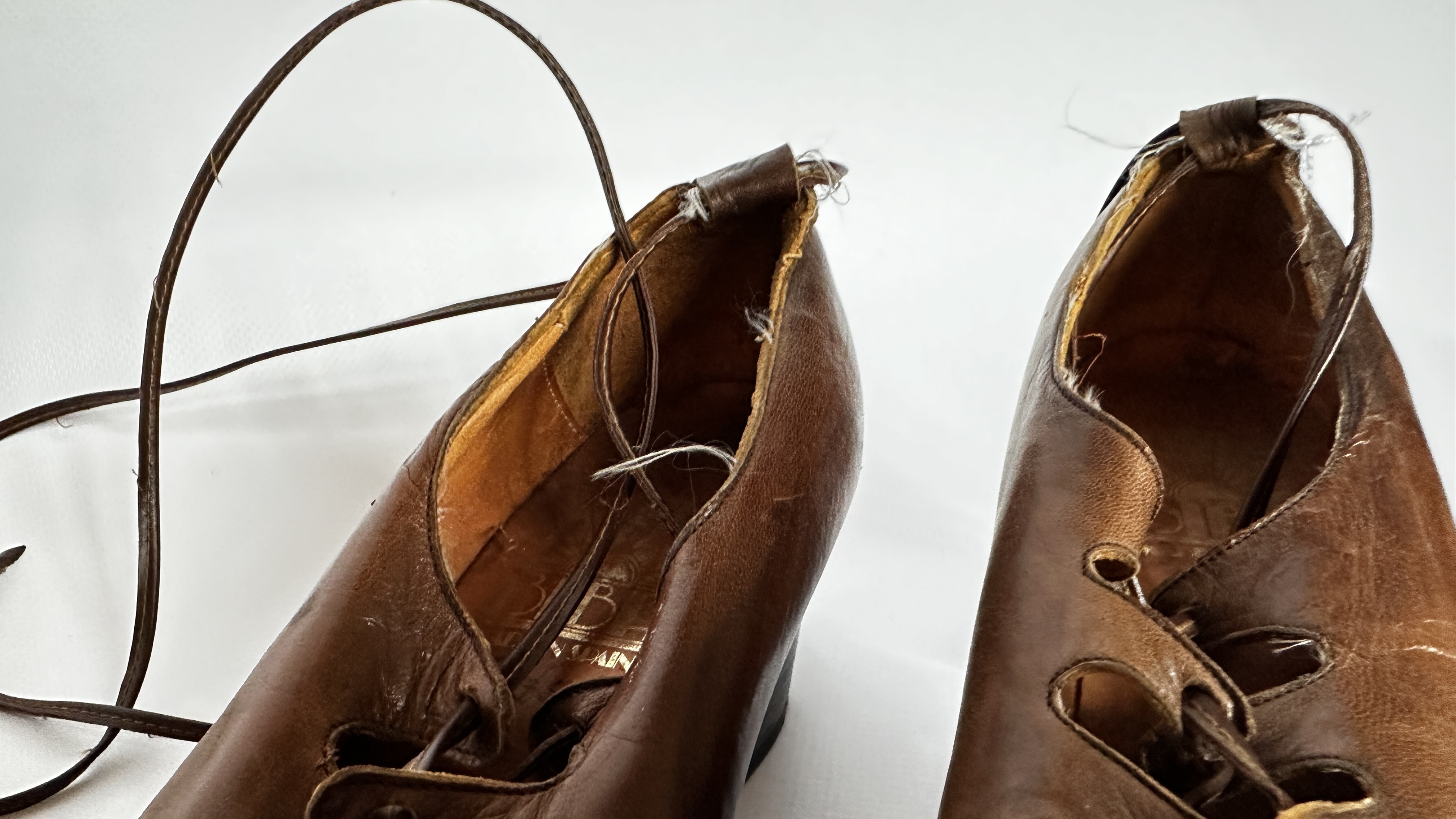 1 PAIR OF LADY'S SHOES - 'BIBA' TAN LEATHER WITH LONG LACES - A/F CONDITION, SOLD AS SEEN. - Image 8 of 14