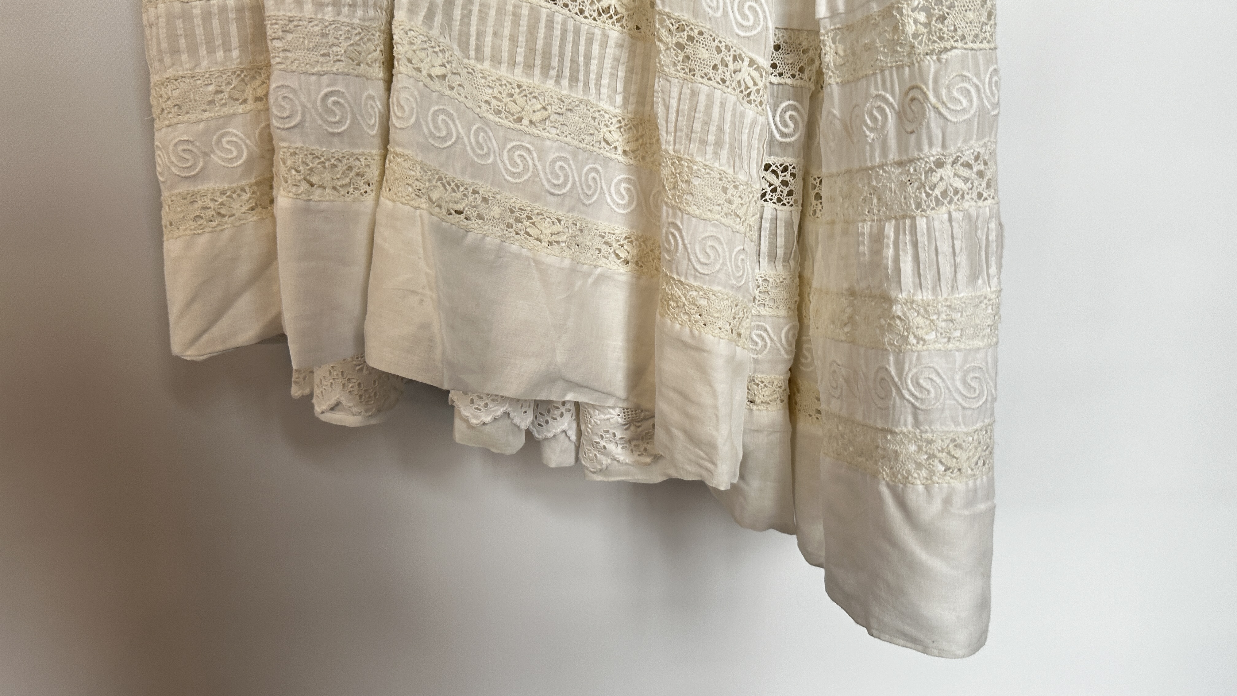 EDWARDIAN WHITE BRODERIES ANGLAISE 2 PIECE, LACE INSERTS AND SILK EMBROIDERED, TASSELS ON BODICE, - Image 8 of 20