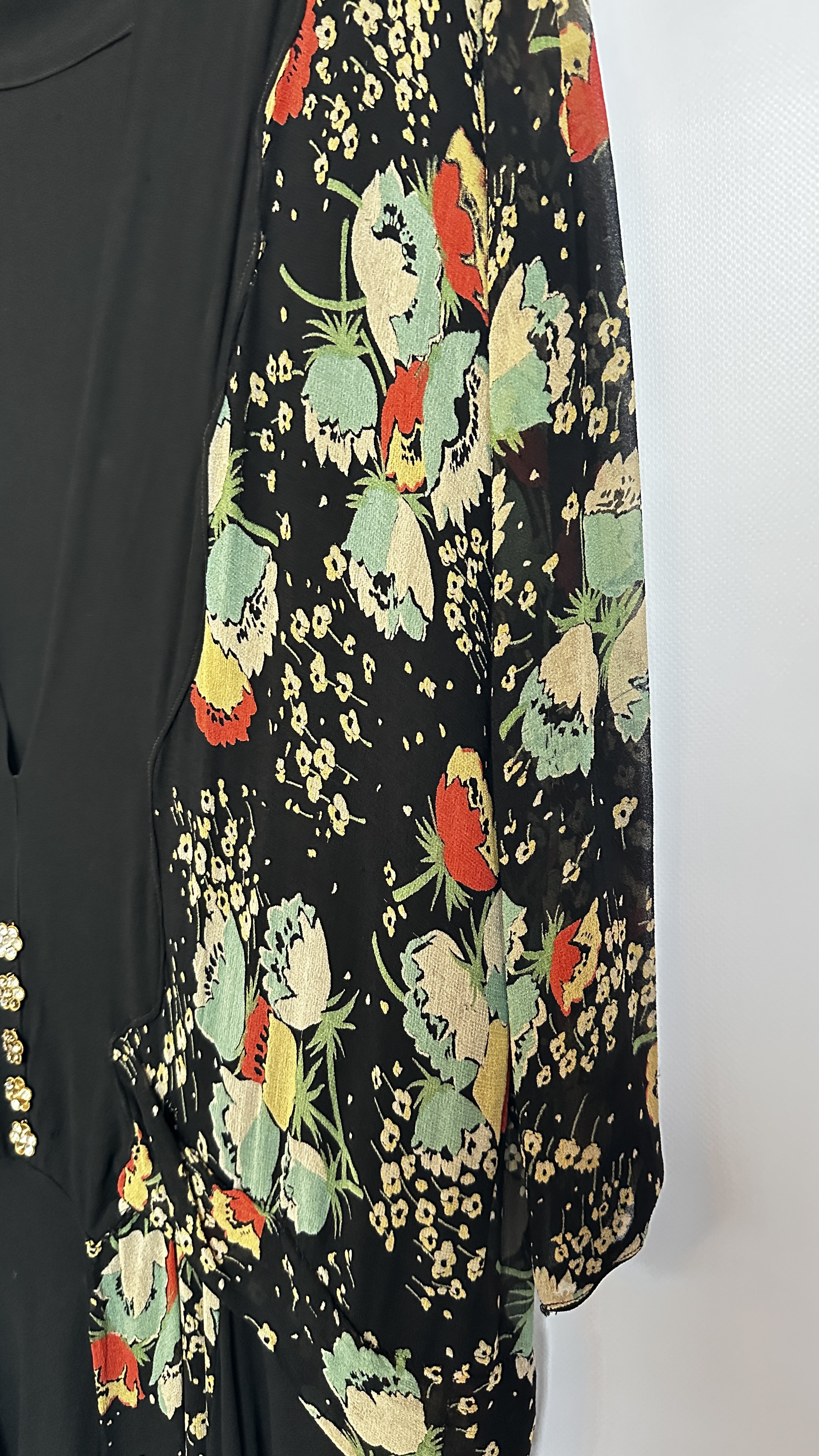 1920S BLACK CREPE AND CHIFFON DRESS, DECORATED WITH TURQUOISE/RED/ YELLOW/BEIGE FLOWER DESIGN, - Image 10 of 17