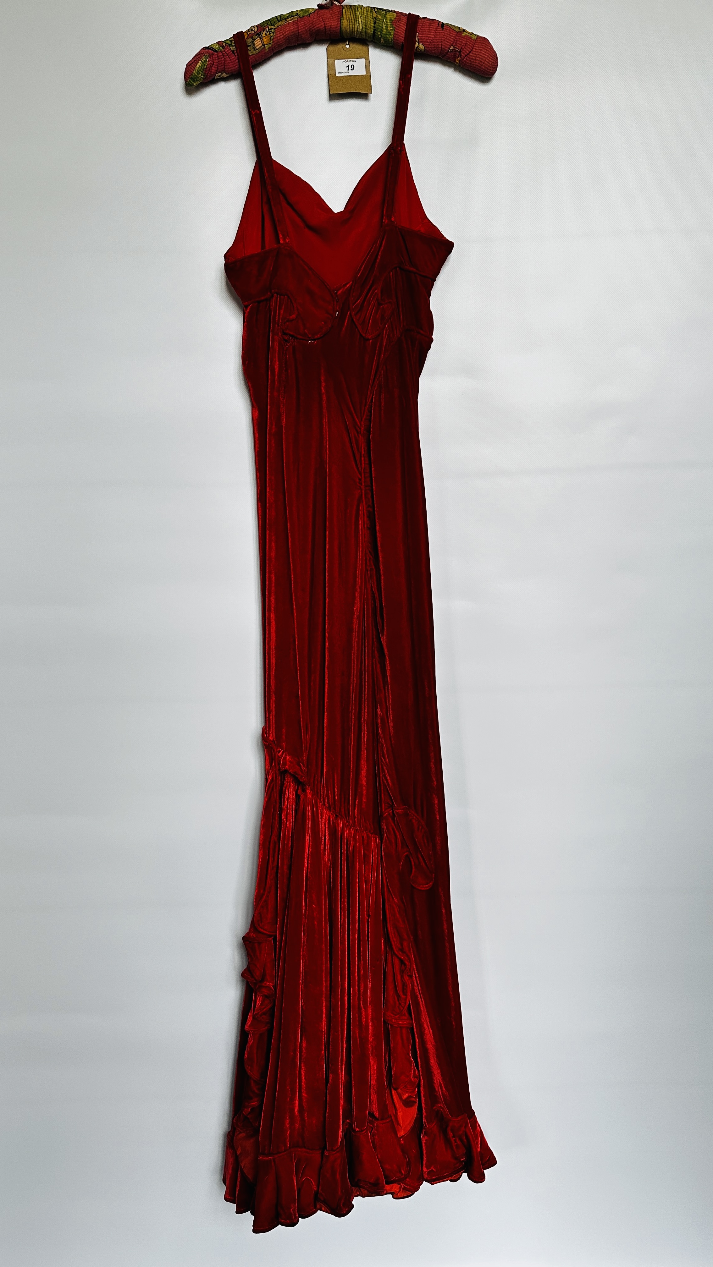 1930S RED VELVET EVENING GOWN FITTED HIPLINE, FULL CIRCULAR FRILLED HEMLINE, - Image 14 of 30