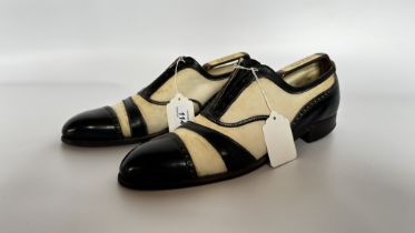 1 PAIR OF SHOES - GENTS 1920S BLACK CORRESPONDENT SHOES - A/F CONDITION, SOLD AS SEEN.