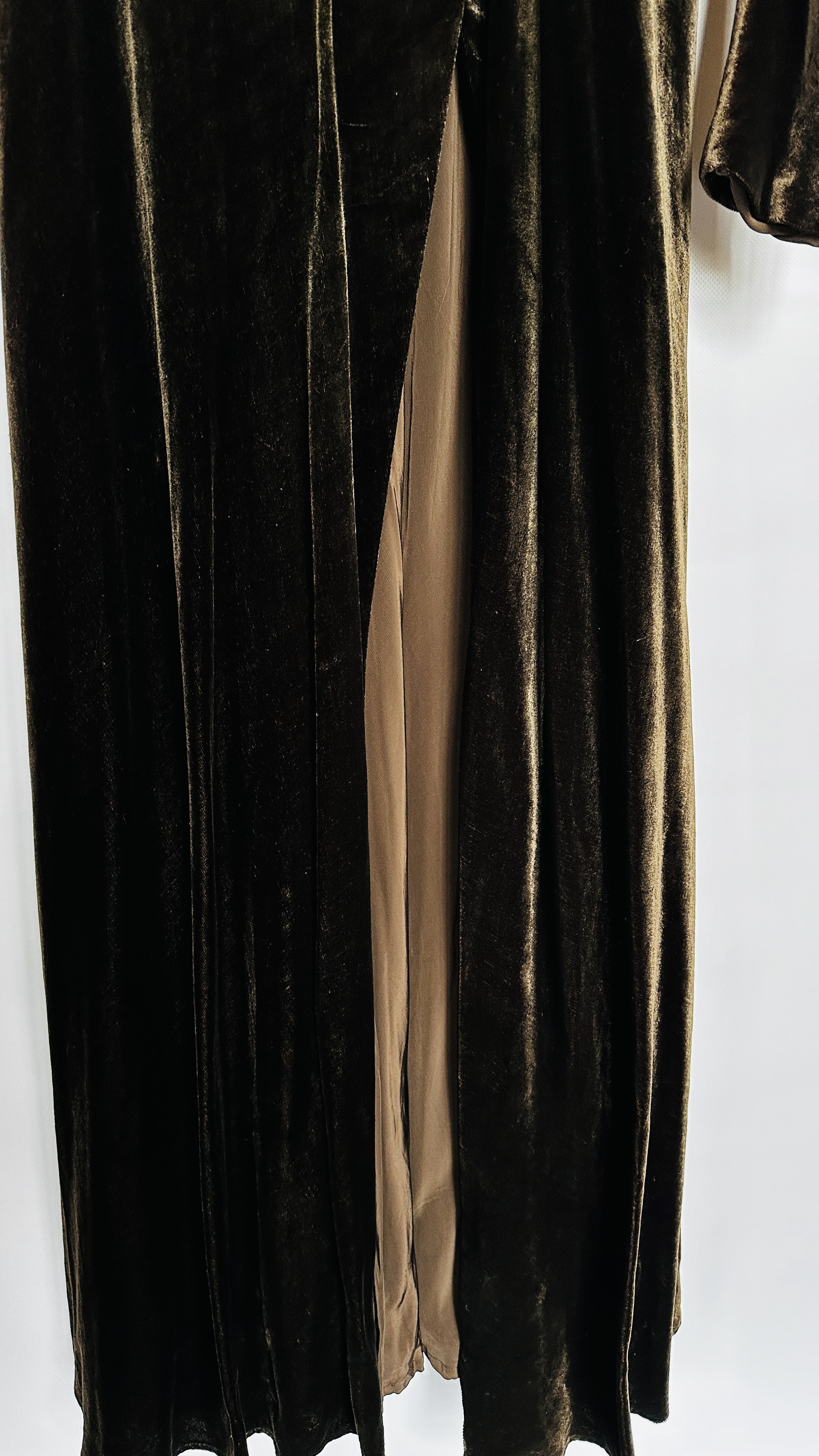 1930S BROWN VELVET EVENING COAT PETER JONES, LEG OF MUTTON SLEEVES, RUCHED COLLAR - A/F CONDITION, - Image 10 of 15