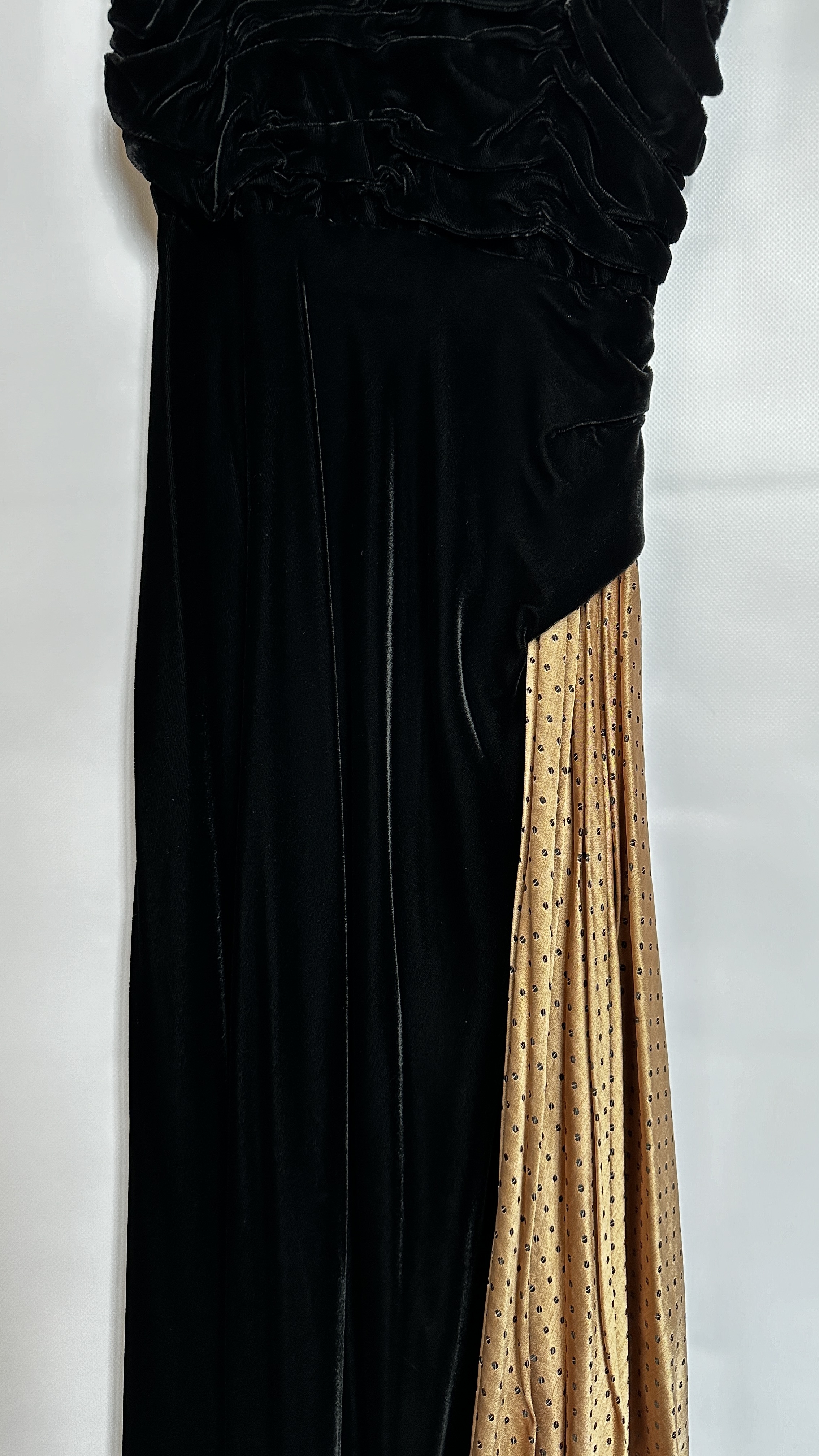 1940S CLASSIC BLACK VELVET & SILK EVENING GOWN WITH PINK SPOT TRIM ON BODICE AND WAISTLINE TO - Image 3 of 16