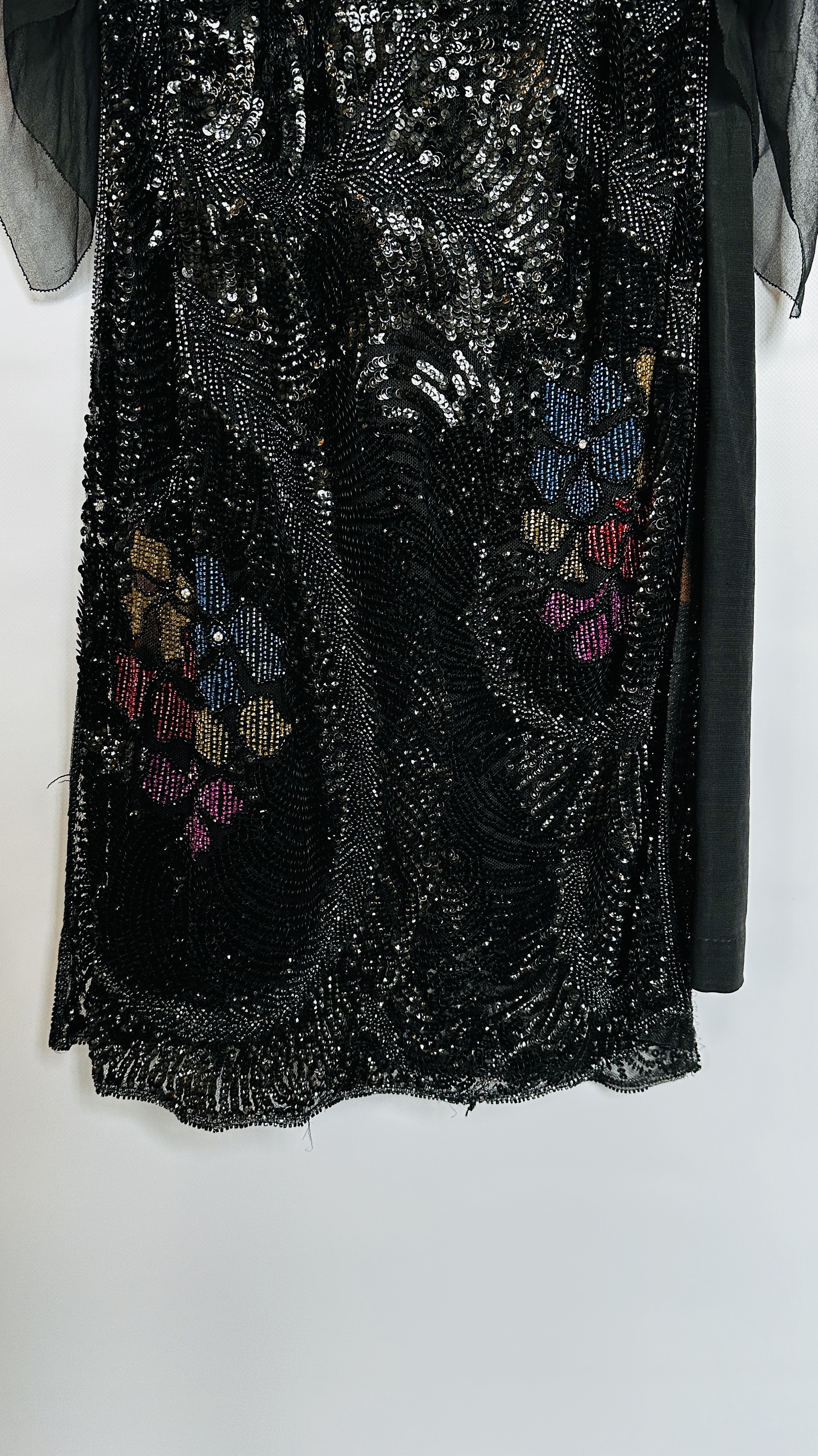 1920S BLACK BEAD & SEQUINNED FLAPPER DRESS WITH UNDER SLIP, RED/BLUE/GREEN FLOWER DESIGN BEAD WORK, - Image 10 of 18