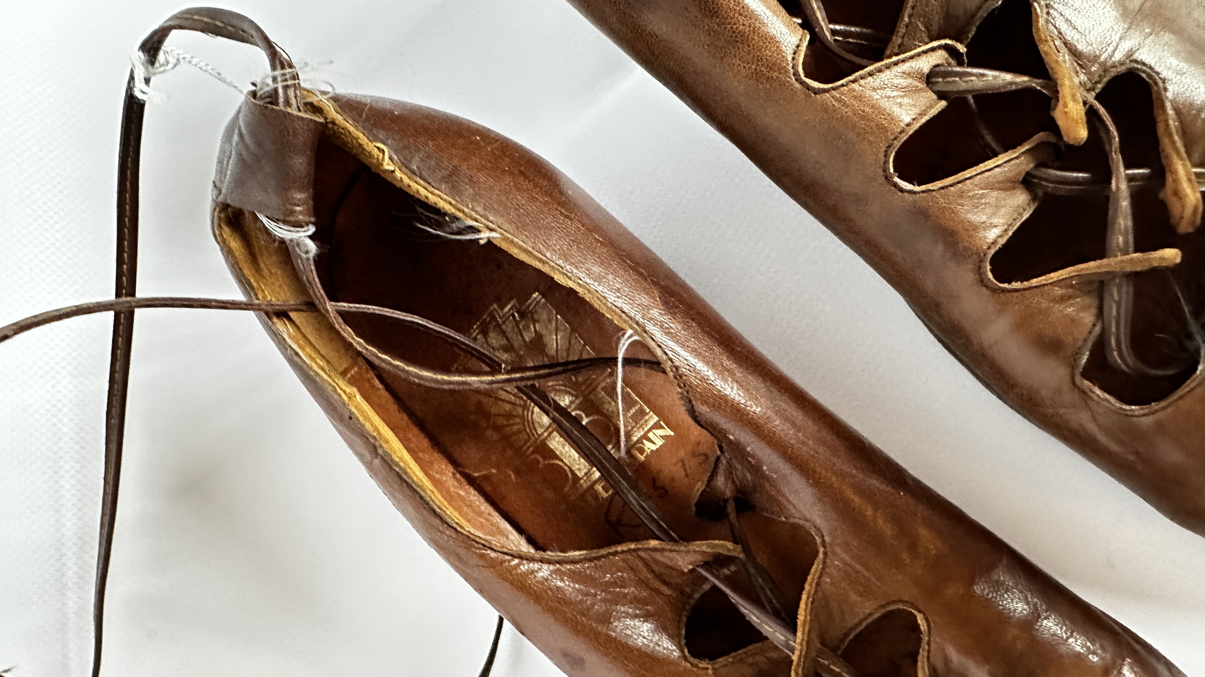 1 PAIR OF LADY'S SHOES - 'BIBA' TAN LEATHER WITH LONG LACES - A/F CONDITION, SOLD AS SEEN. - Image 10 of 14
