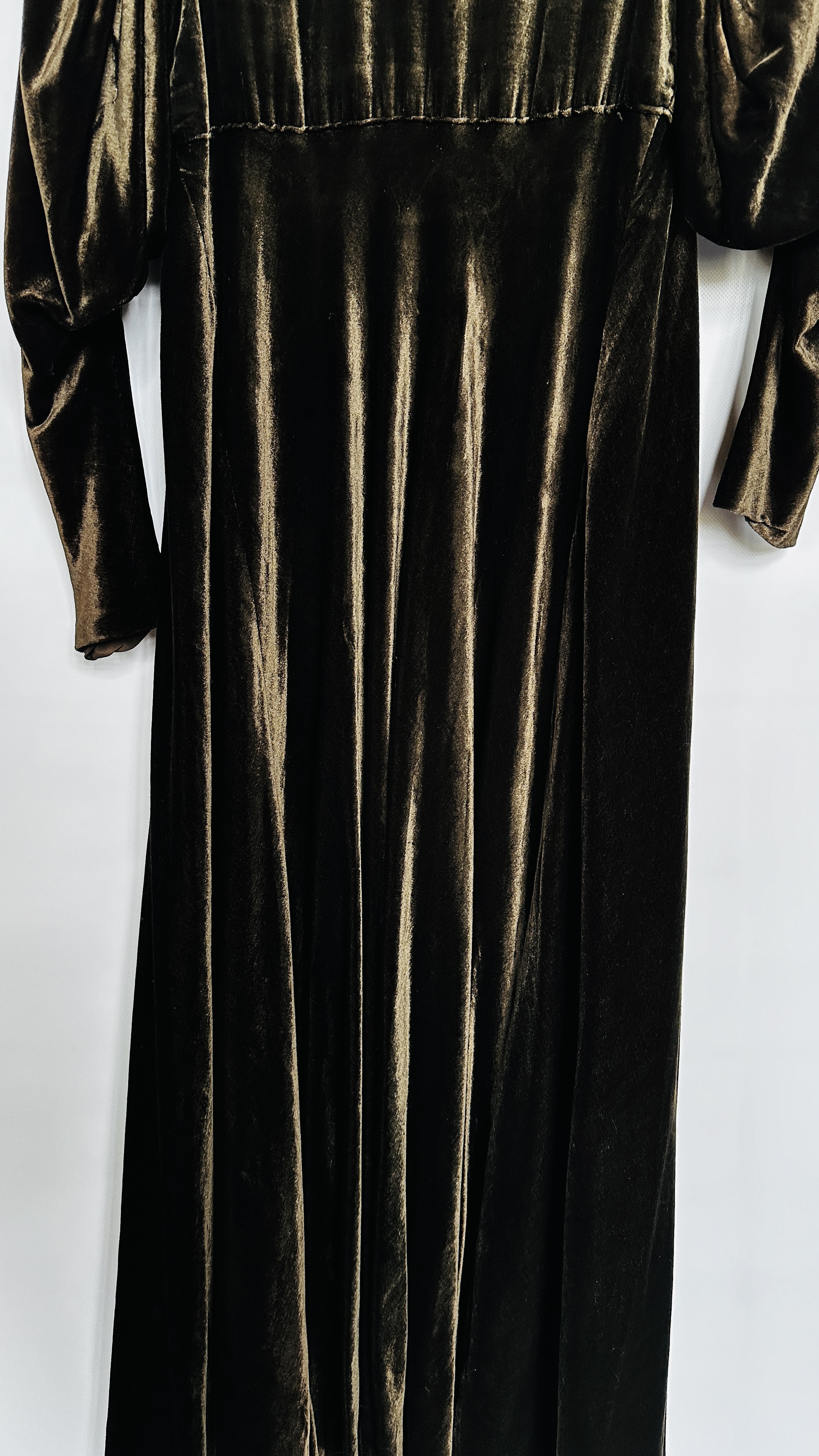 1930S BROWN VELVET EVENING COAT PETER JONES, LEG OF MUTTON SLEEVES, RUCHED COLLAR - A/F CONDITION, - Image 14 of 15