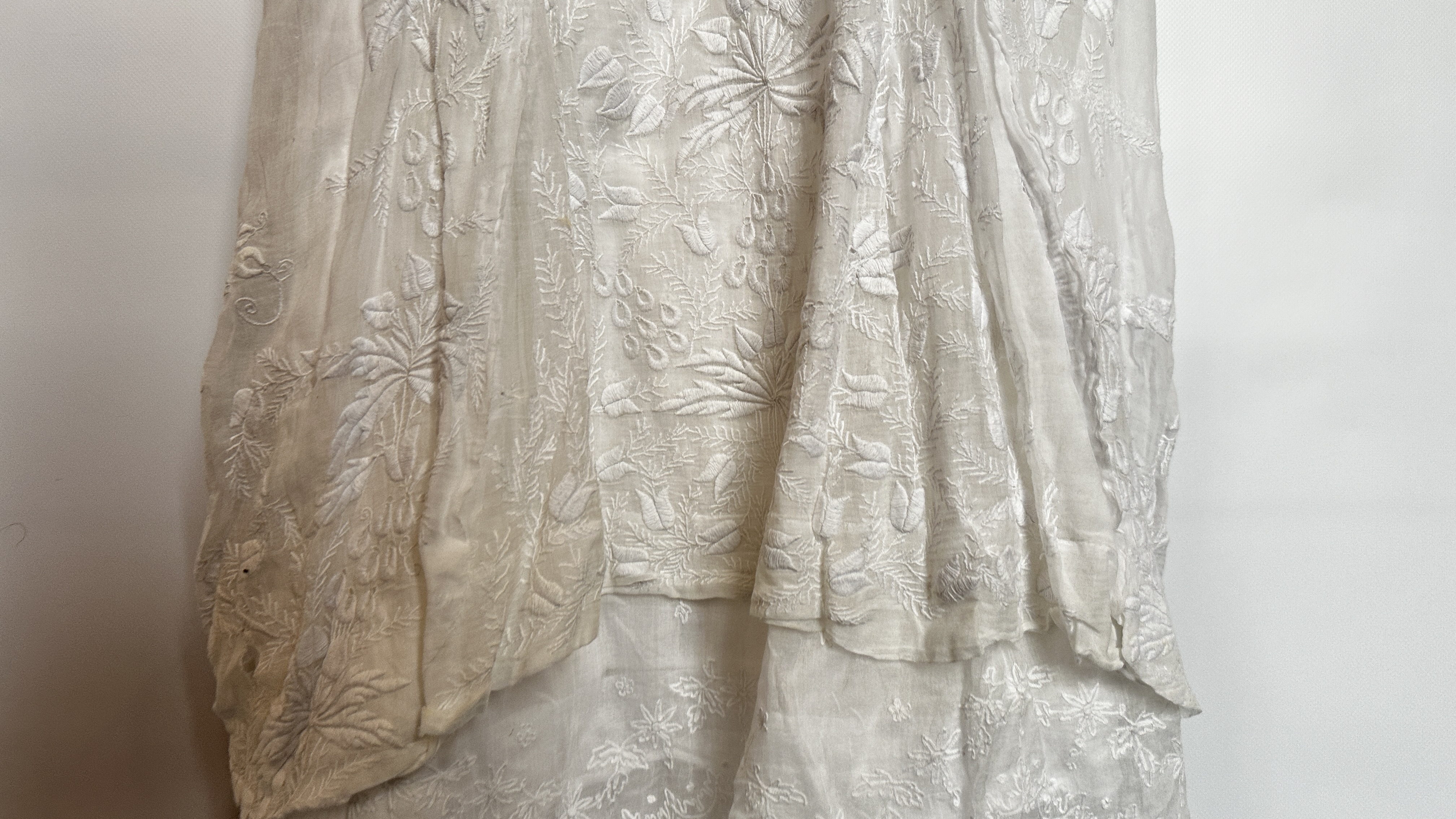 FINE WHITE COTTON EDWARDIAN DRESS, ALL OVER EMBROIDERY, EMPIRE LINE, PUFFED SLEEVES - A/F CONDITION, - Image 9 of 20