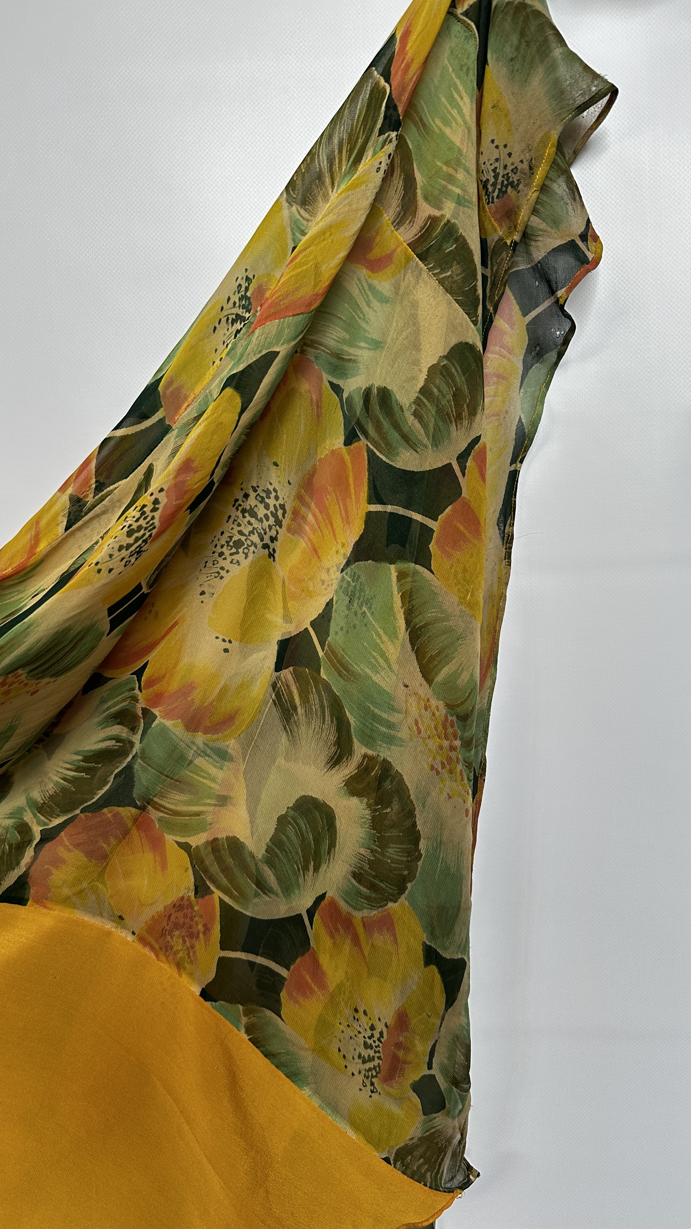 1930S CHIFFON AND CREPE DRESSING GOWN WITH LARGE YELLOW/GREEN/ORANGE FLOWERS - A/F CONDITION, - Image 2 of 39