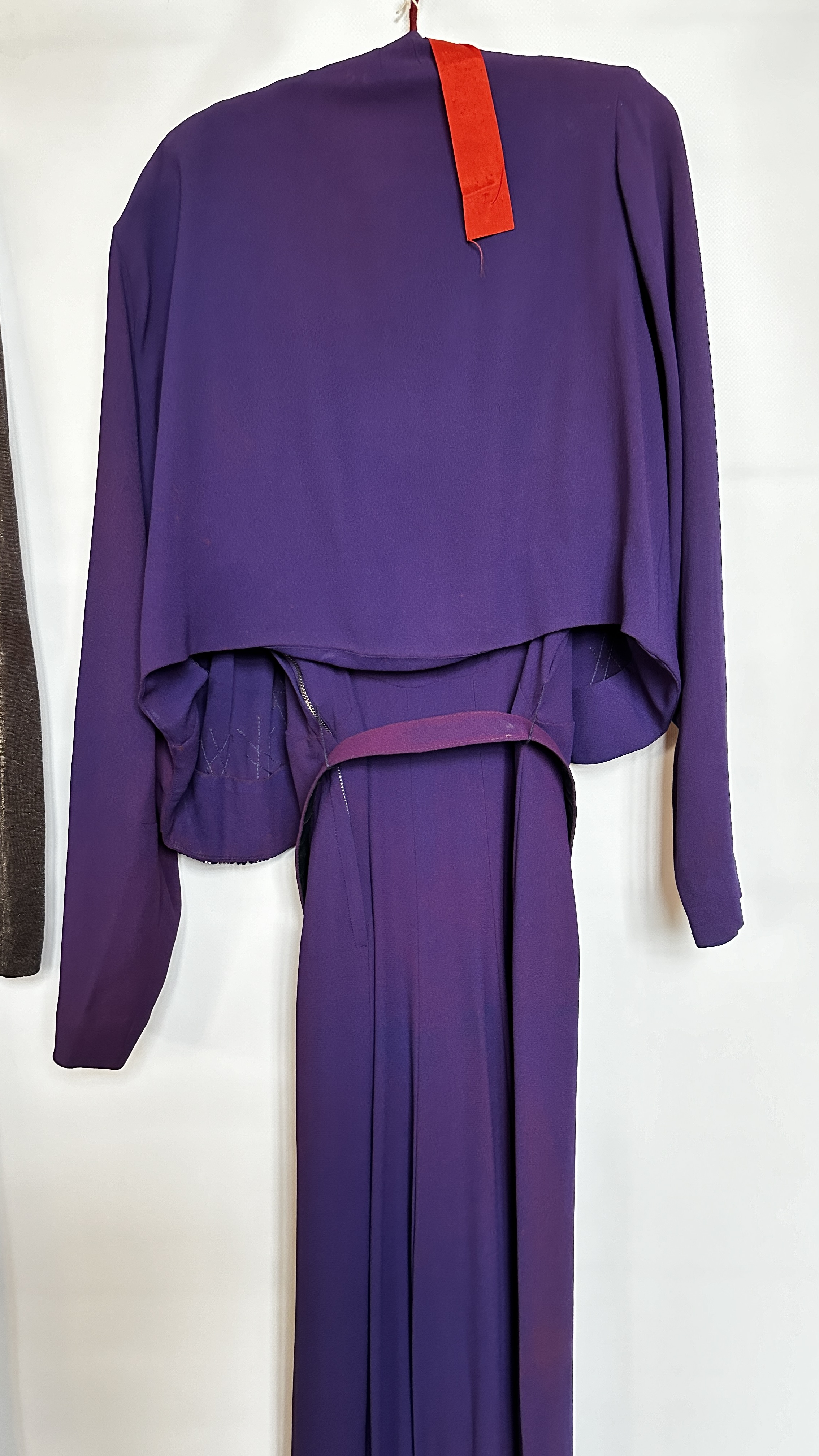 1940S PURPLE EVENING DRESS & BOLORO JACKET WITH SEQUIN DECORATION ON BODICE AND JACKET AND A 1940S - Image 24 of 37