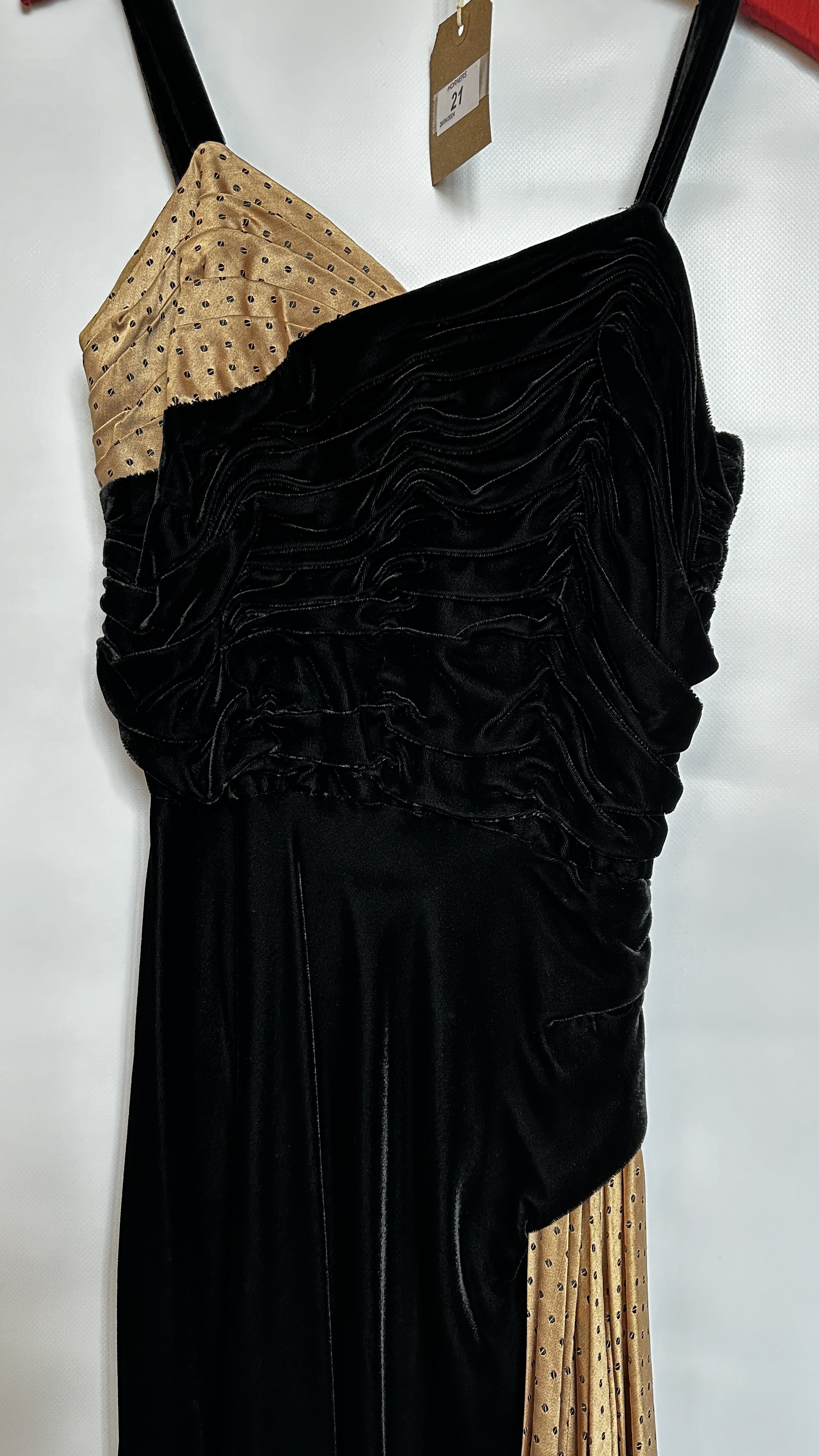 1940S CLASSIC BLACK VELVET & SILK EVENING GOWN WITH PINK SPOT TRIM ON BODICE AND WAISTLINE TO - Image 2 of 16
