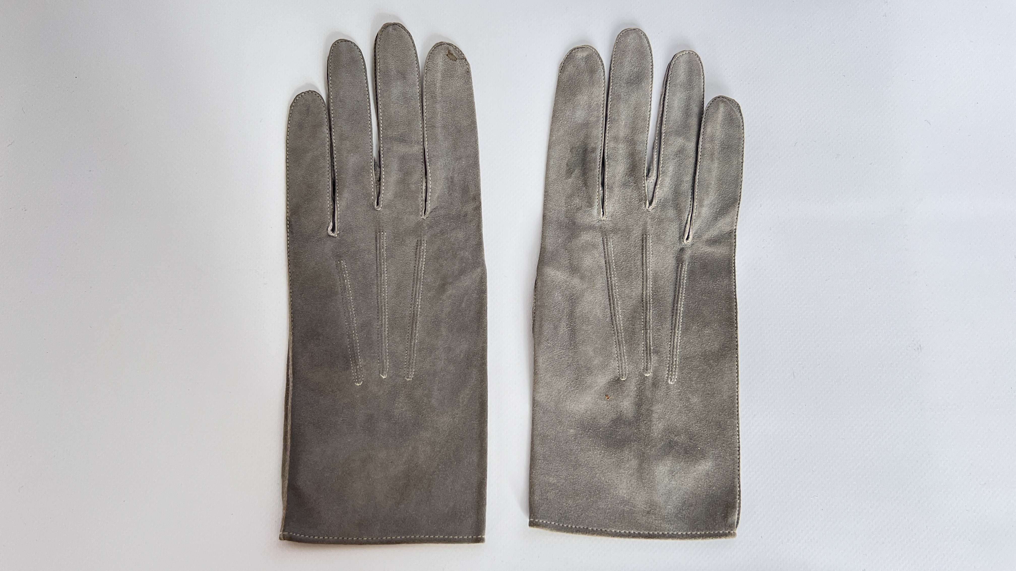 1920S SCOTT & CO BLACK TOP HAT, GREY GLOVES, WHITE WITH BLACK PATTERNED SCARF, - Image 10 of 23